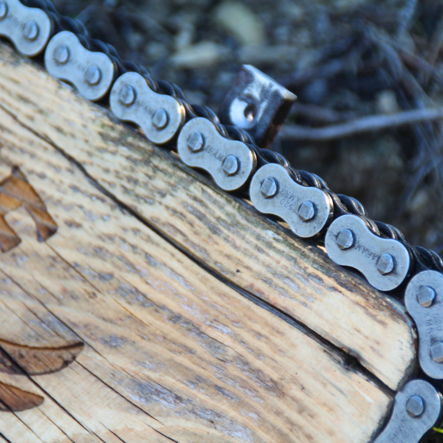 Chaine de moto authentique recyclée pour le contour du porte manteau mural bois Ride or Die
