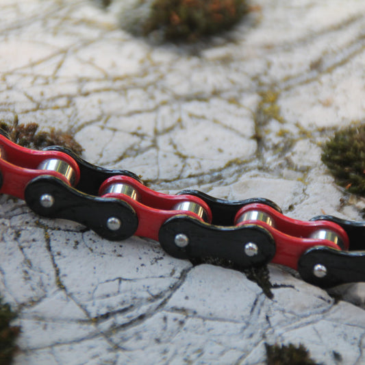 Zoom sur la chaine du bracelet chaine de moto rouge et noir en acier inox.