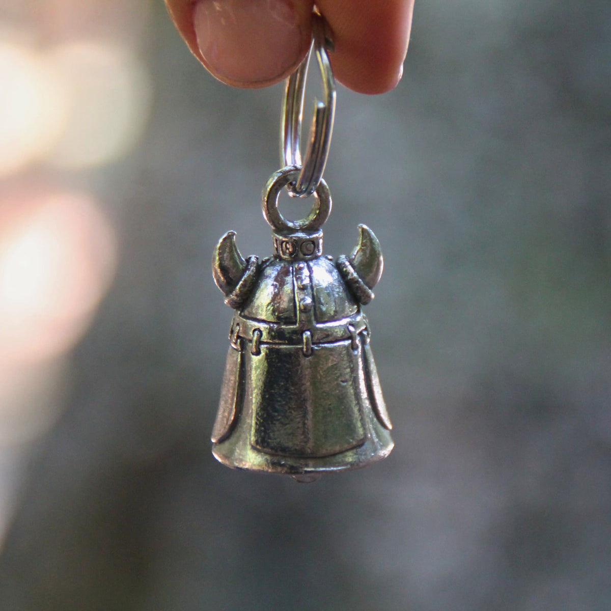 Clochette moto Guardian Bell Casque Viking avec casque à cornes vue de dos