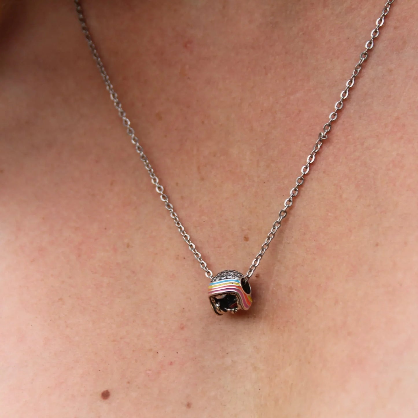 Collier pendentif casque de moto coloré et orné de zircons