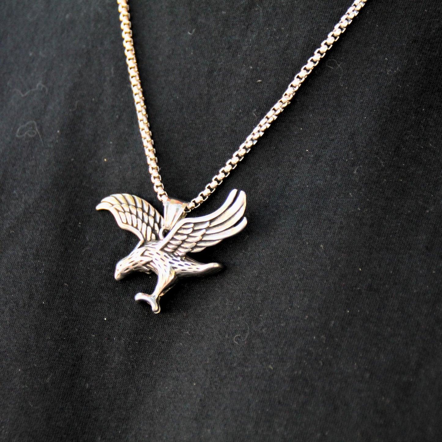 Collier en acier inoxydable pendentif aigle en plein vol pour motards et bikers