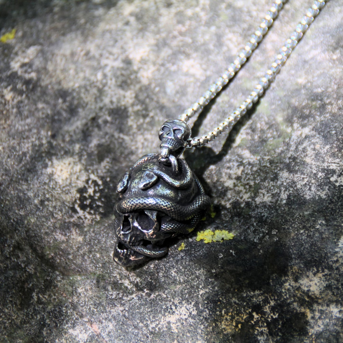 Collier cadeau motard avec pendentif crâne et serpent