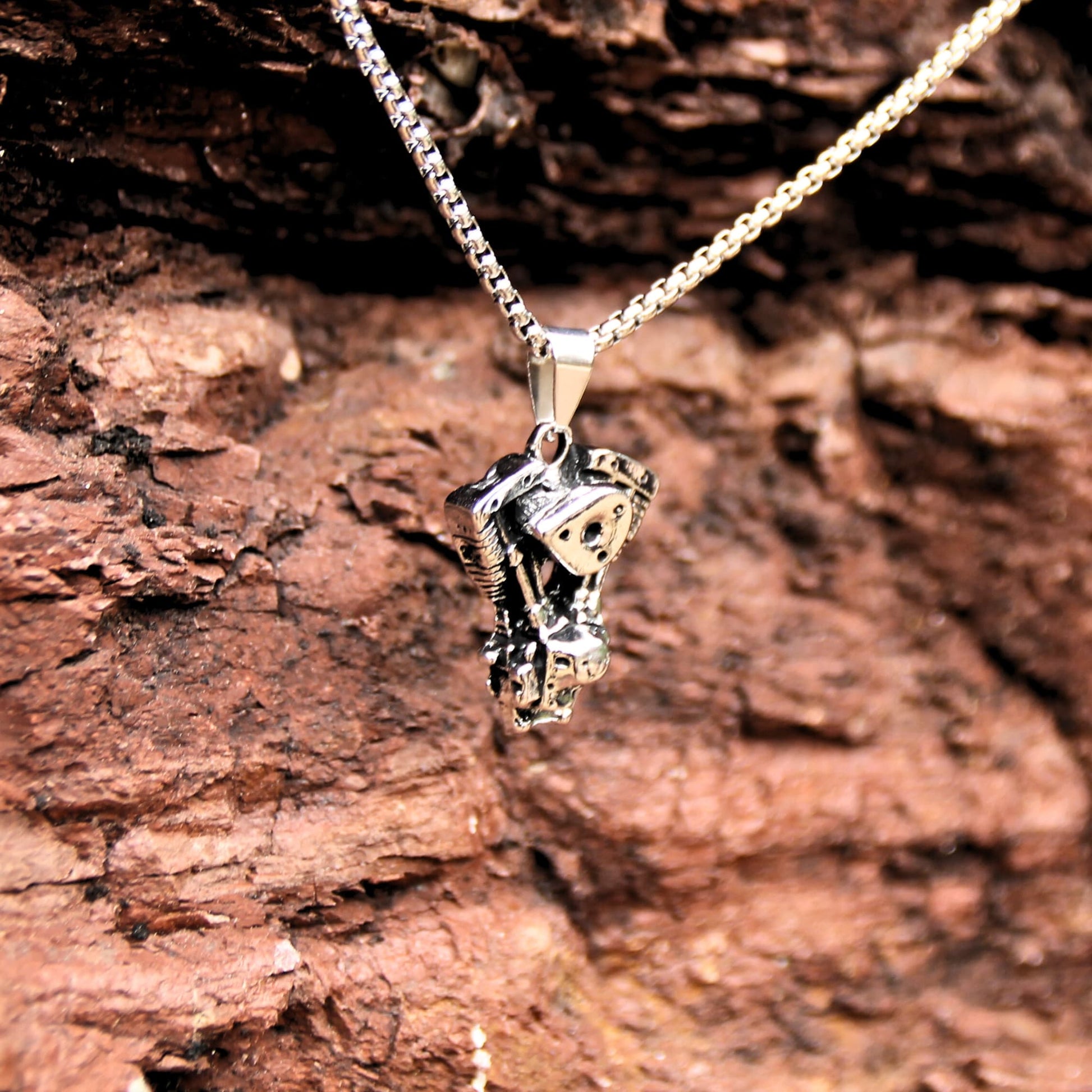 Bijou moto homme : collier moteur Harley Davidson