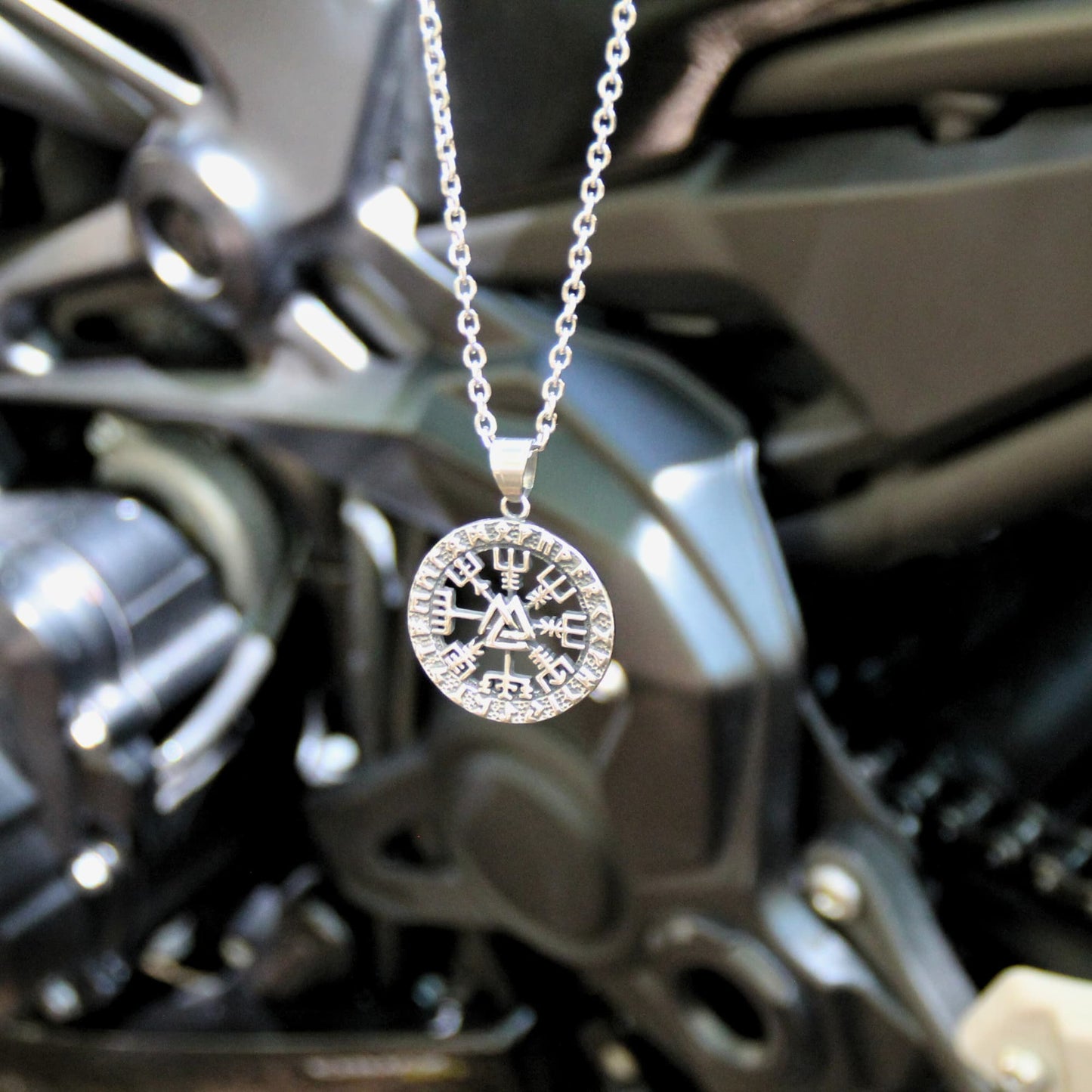 Collier symbole Vegvisir guide et protection
