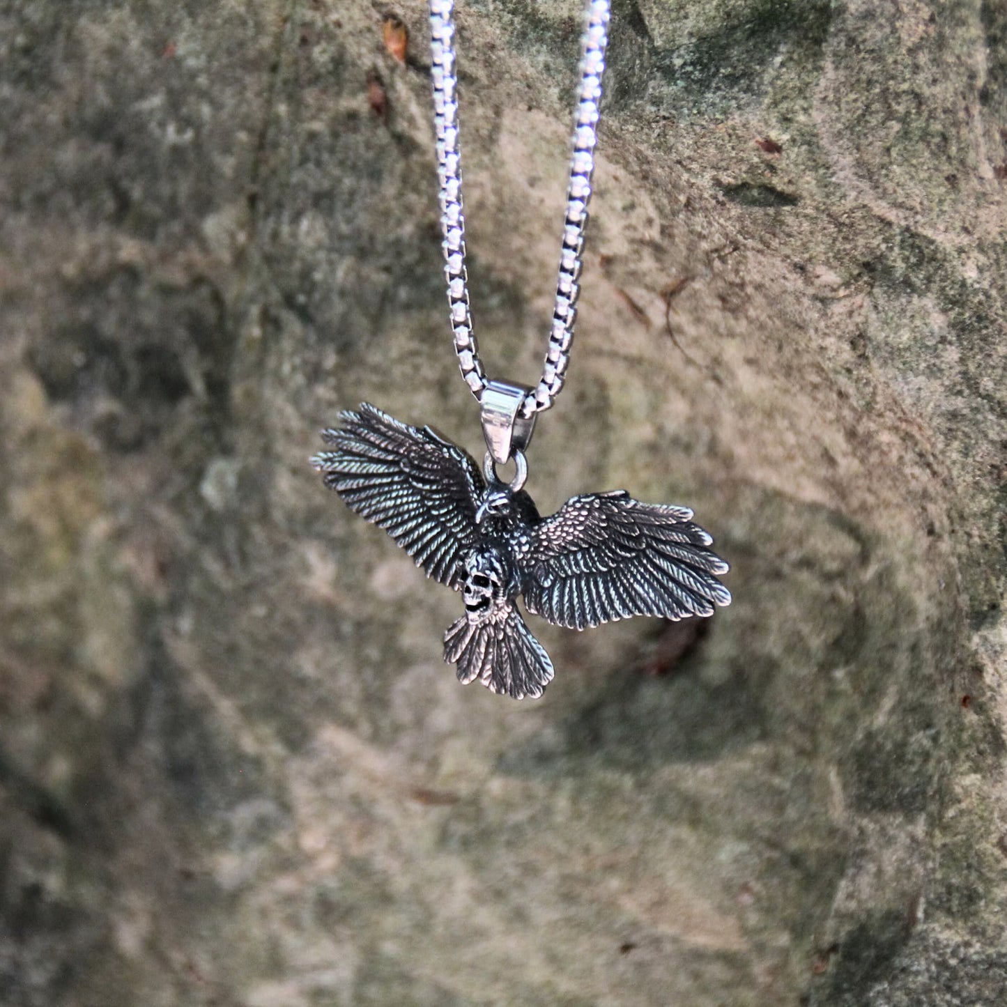 Collier motard en acier inox pendentif oiseau et tete de mort.