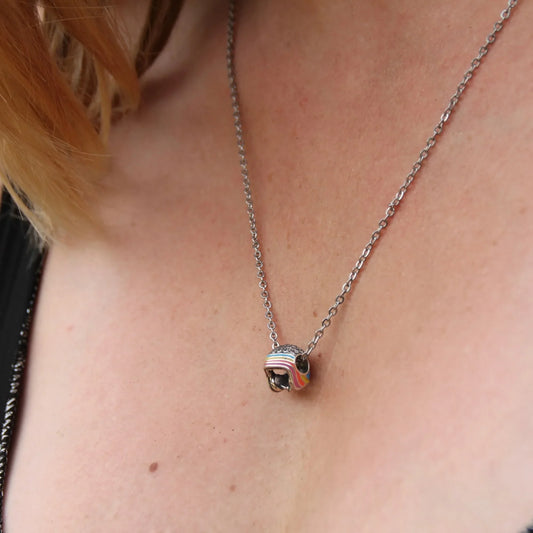 Collier chaine acier et pendentif casque de moto coloré et zircons
