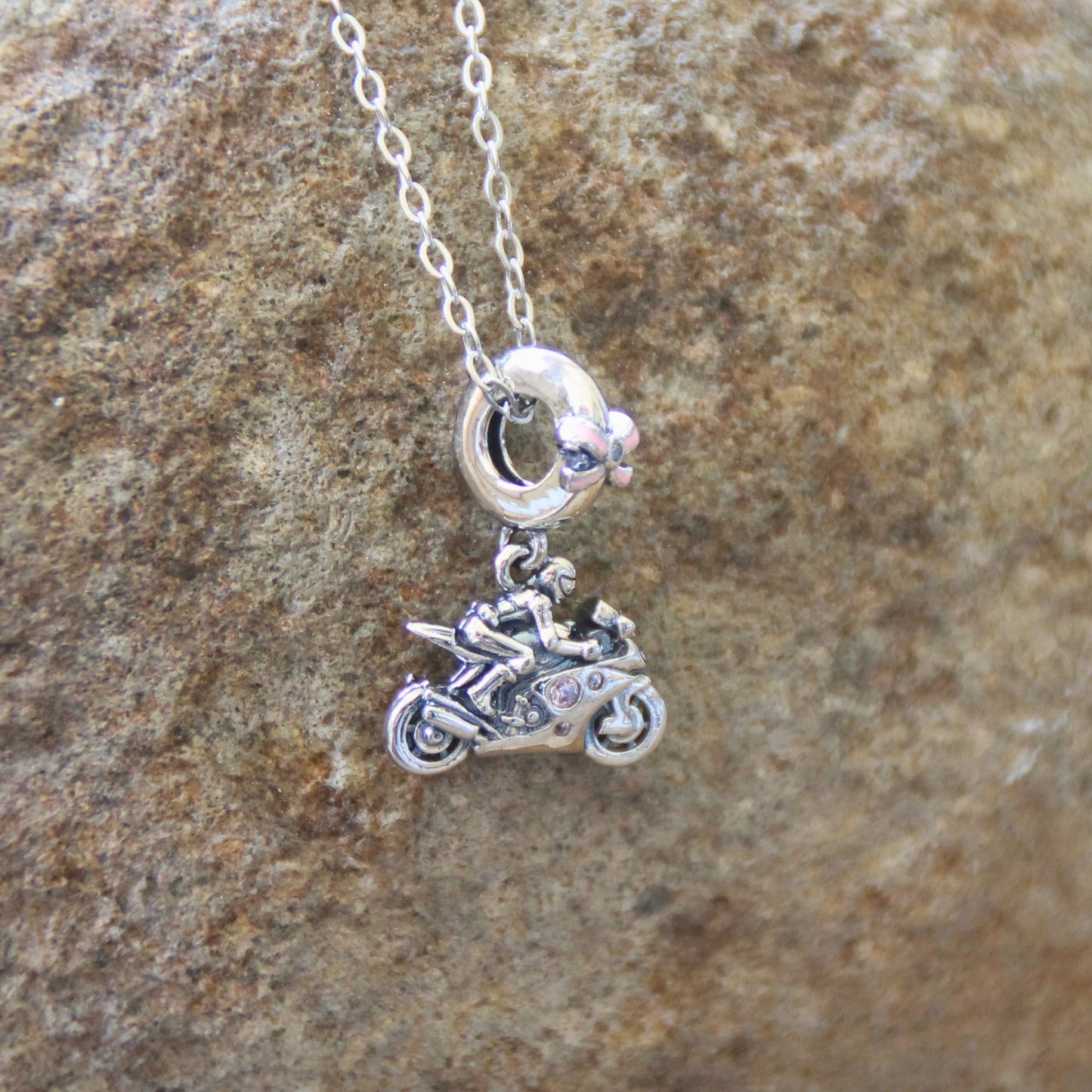 Collier argent 925 pendentif motarde sur sa moto noeud et zircons roses