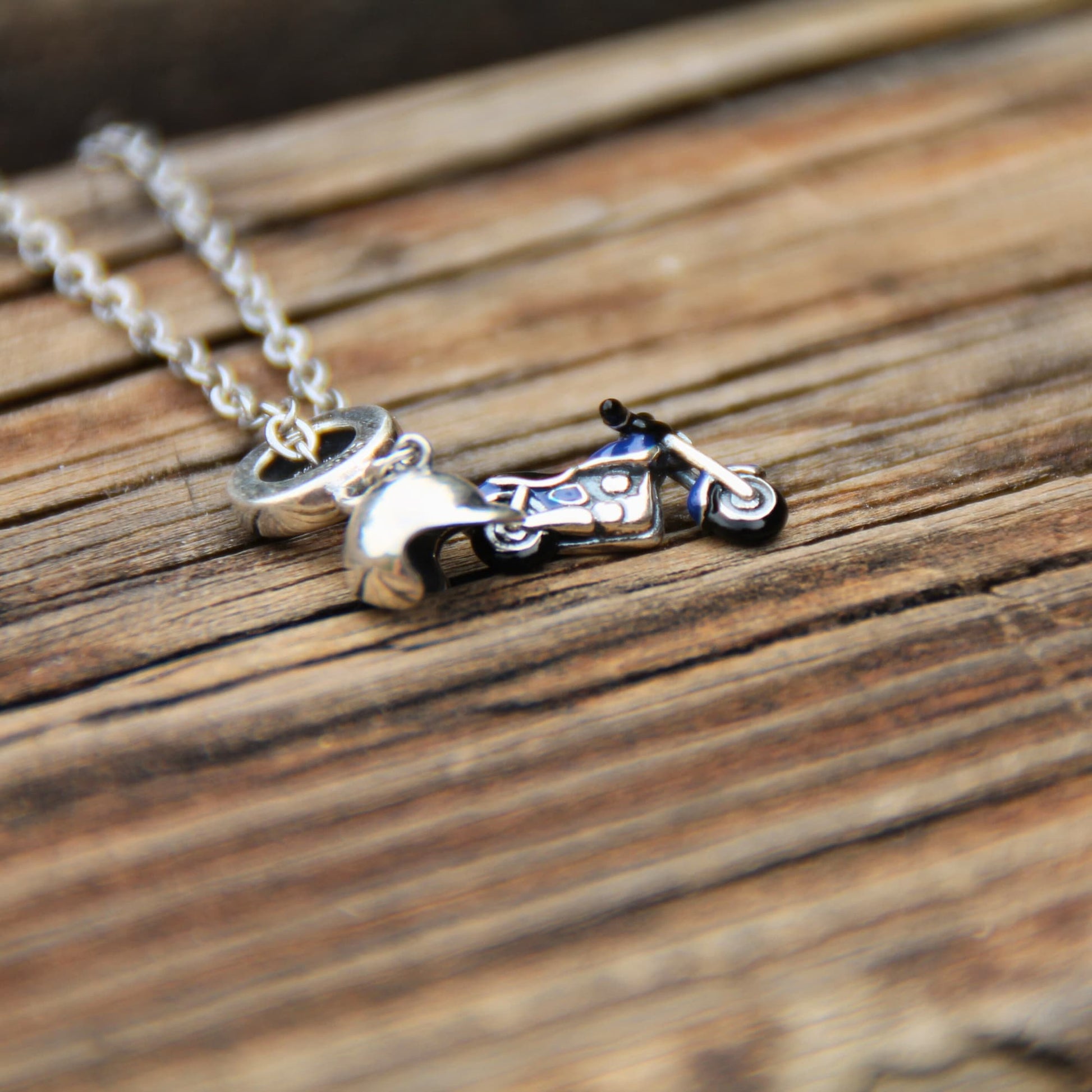 Collier charm argent 925 moto custom bleue et casque