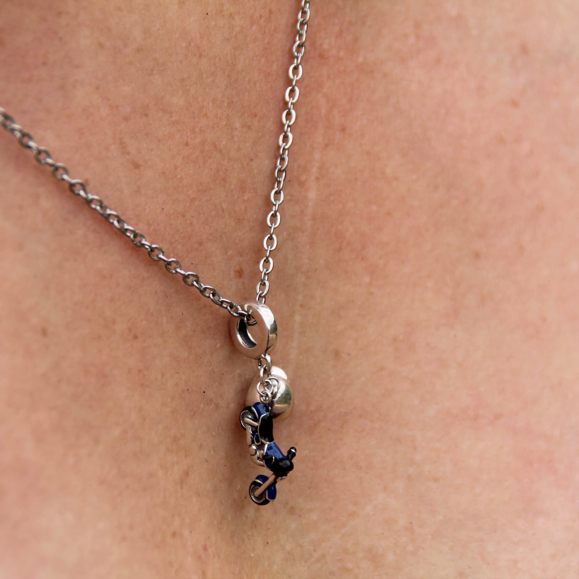 Collier chaine acier et pendentif argent 925 moto bleue et casque