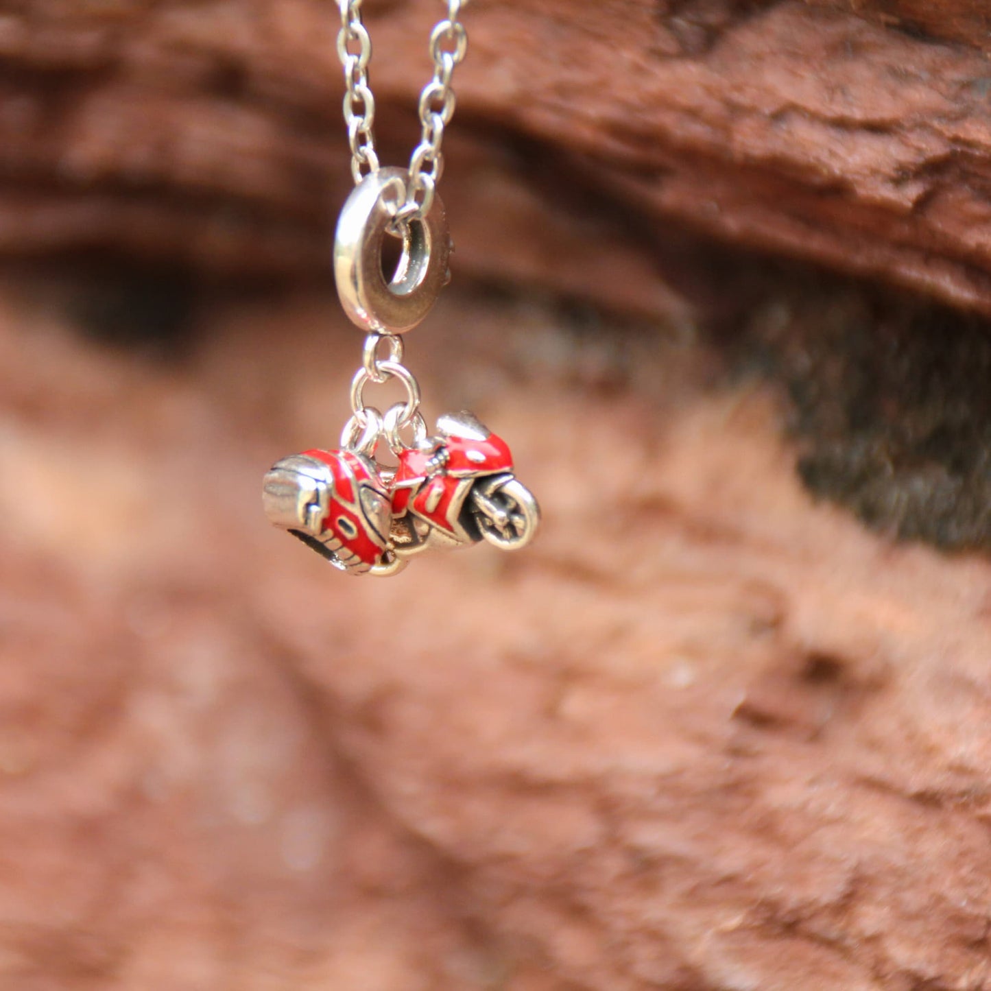 Collier pendentif moto et casque rouge