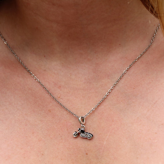 Collier chaine acier et charm argent 925 avec moto style Harley Davidson noire