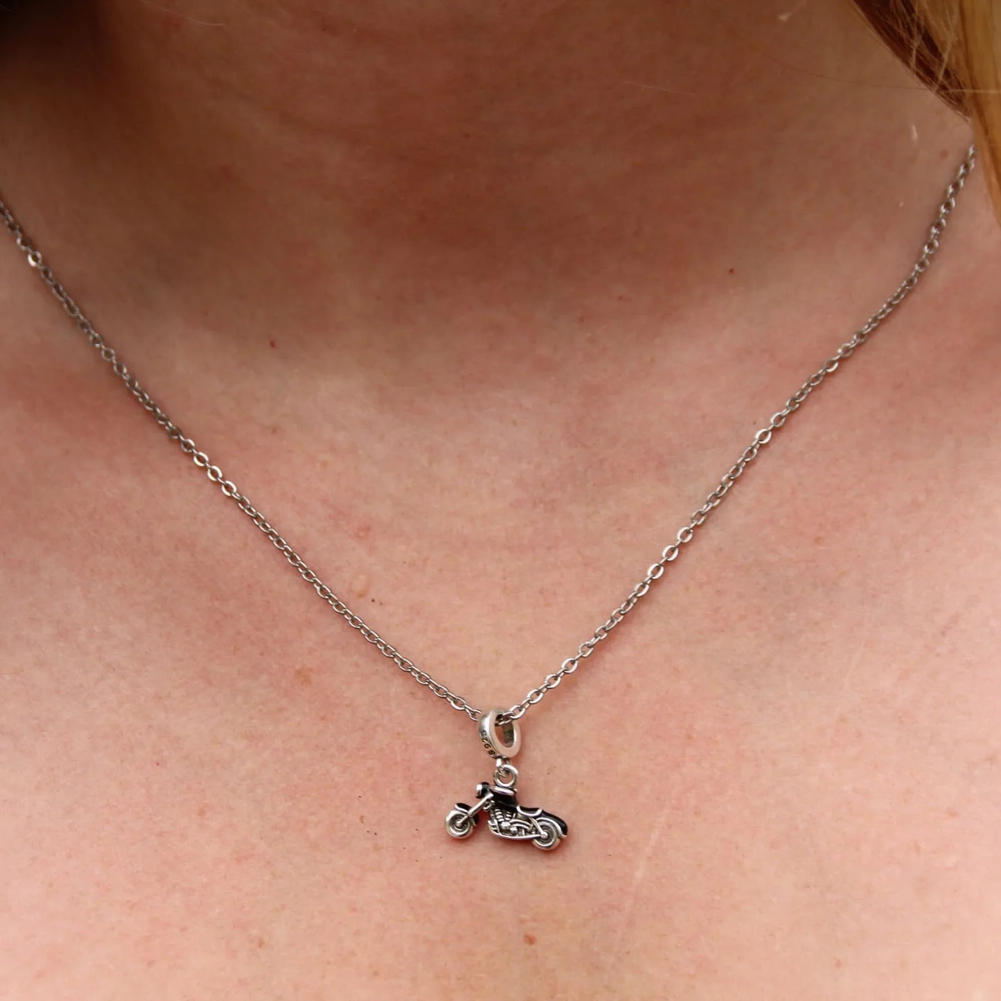 Collier chaine acier et charm argent 925 avec moto style Harley Davidson noire