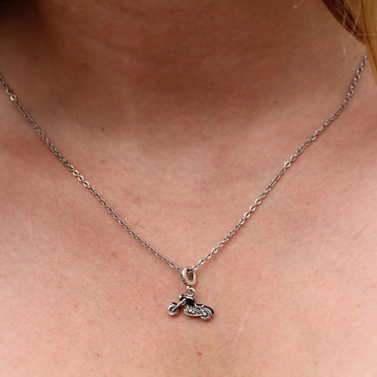 Collier chaine acier et charm argent 925 avec moto style Harley Davidson noire