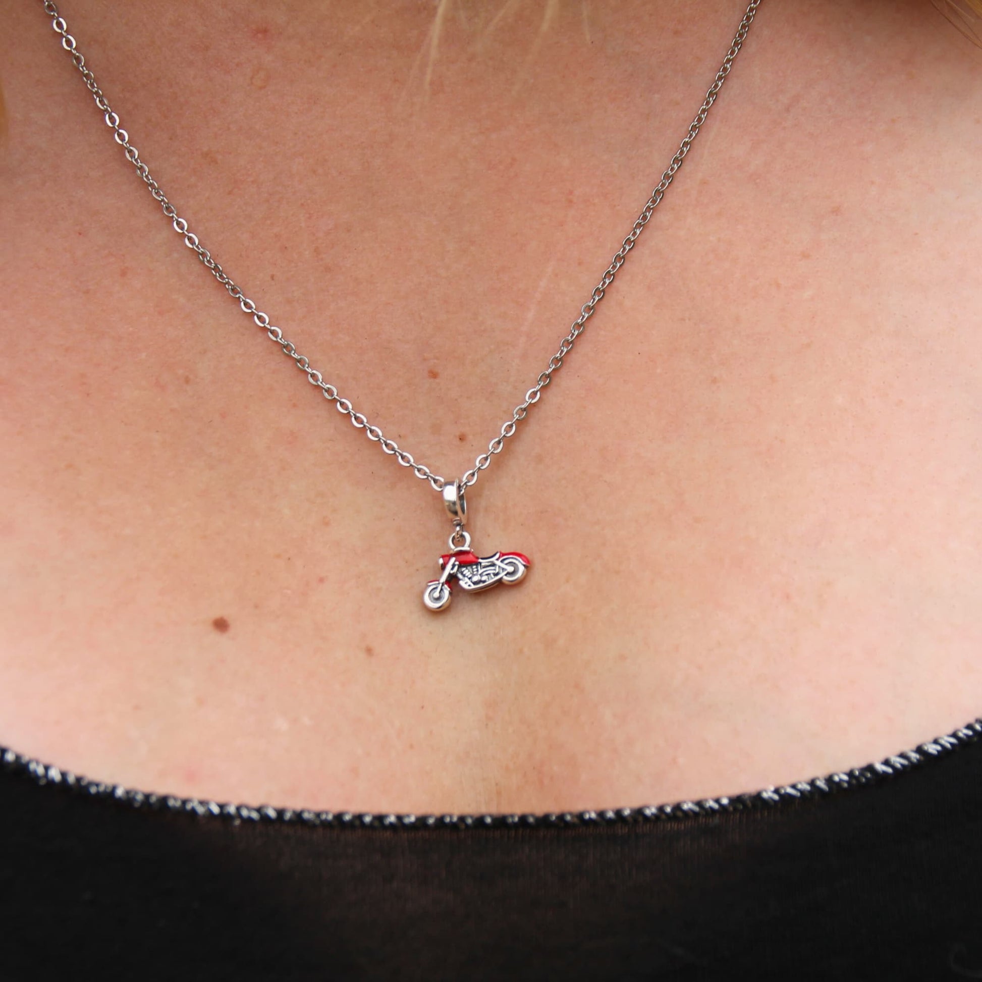 Collier chaine acier inoxydable et pendentif argent 925 moto custom rouge