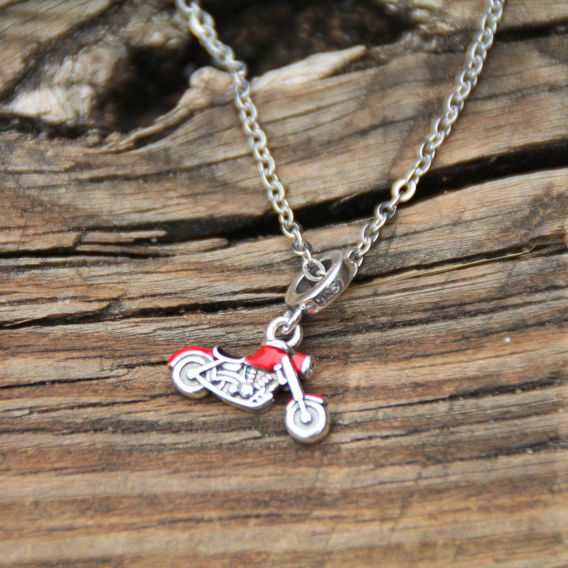 Collier chaine acier inoxydable et pendentif charm argent 925 moto custom rouge style Harley Davidson