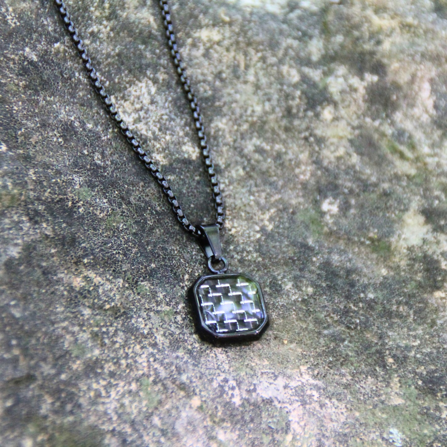 Collier médaille carbone noir acier inox