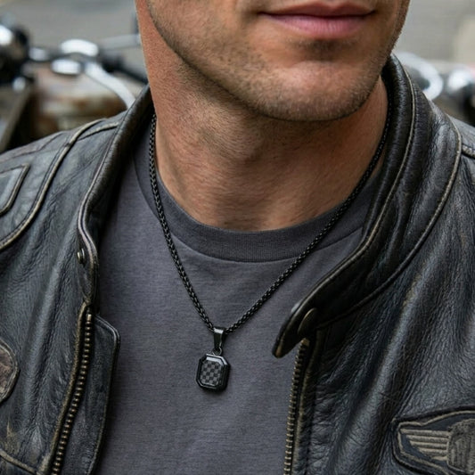 Collier médaille carbone noir