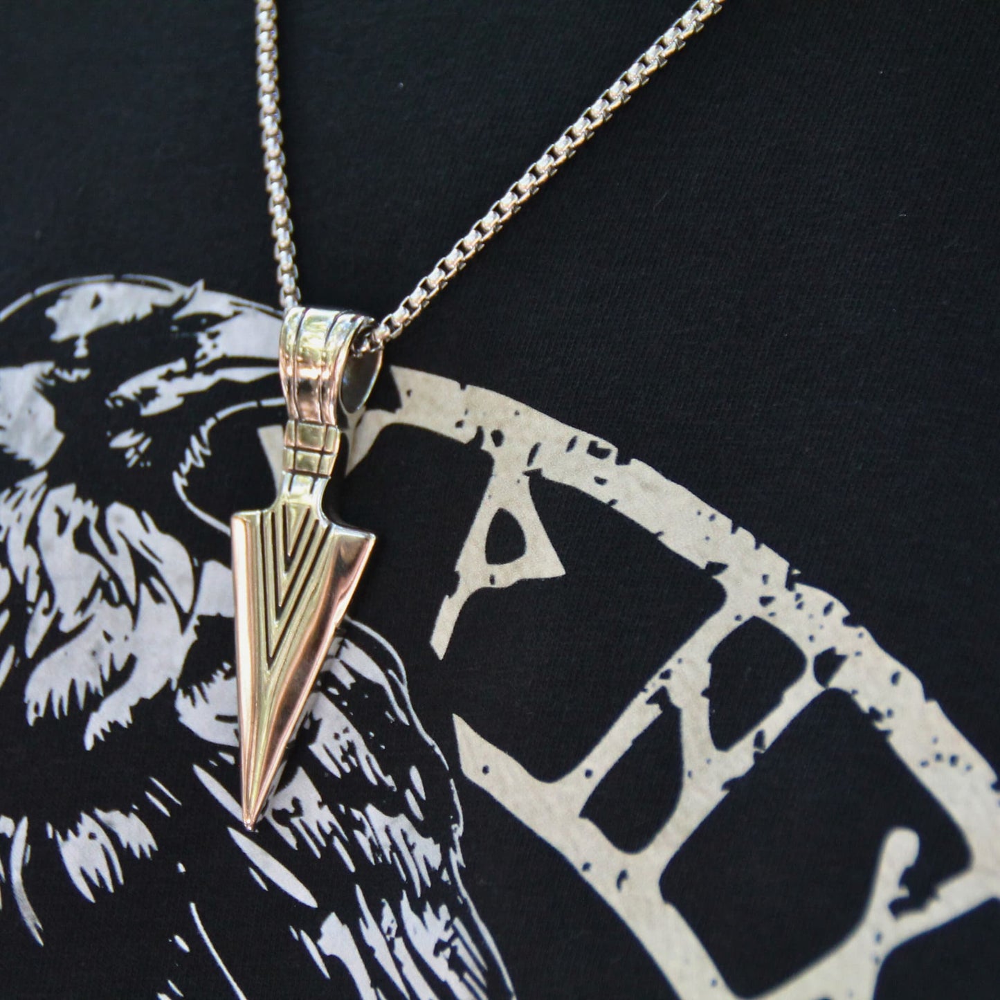 Collier acier inoxydable fait main et pendentif flèche.