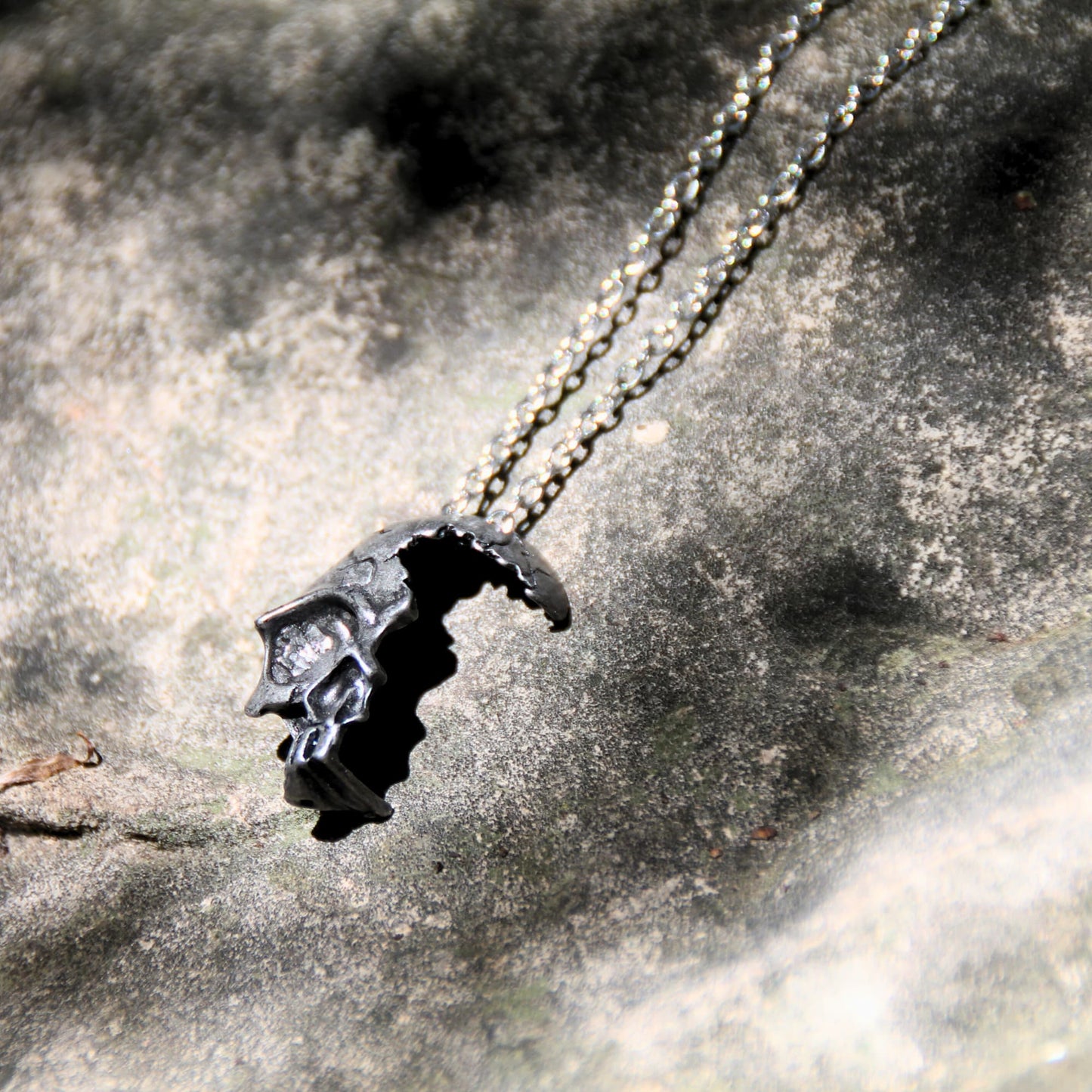 Collier motard unisexe acier inoxydable crâne fracturé