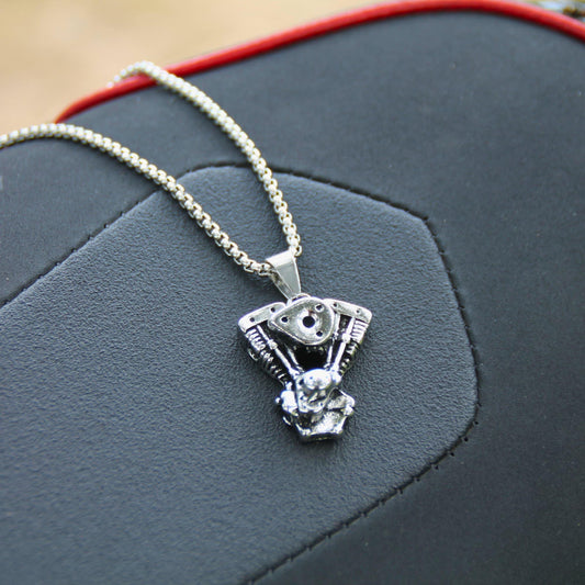 Détail du pendentif moteur moto style Harley sur chaîne vénitienne de 60 cm