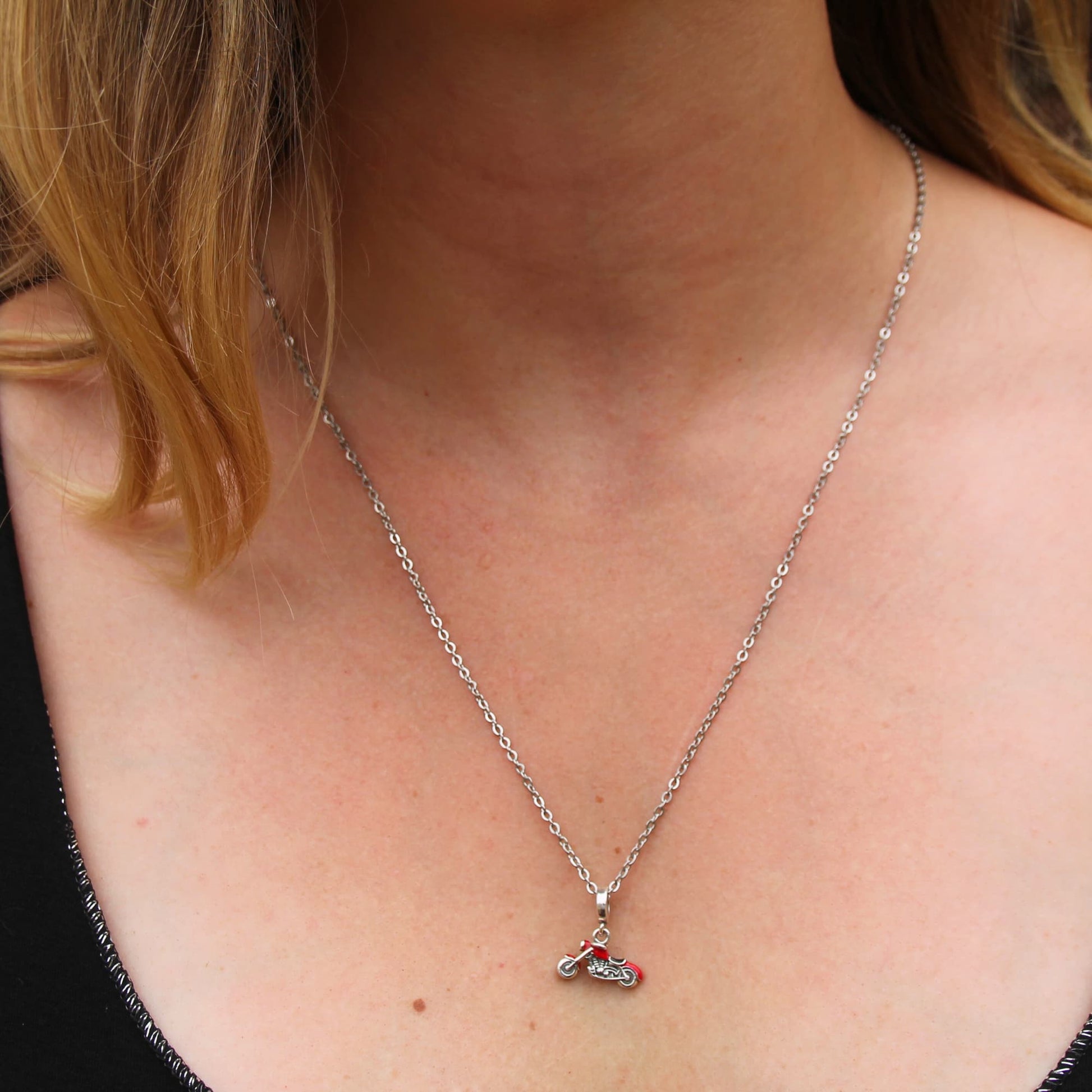 Collier chaine acier et charm argent 925 moto custom rouge style Harley Davidson