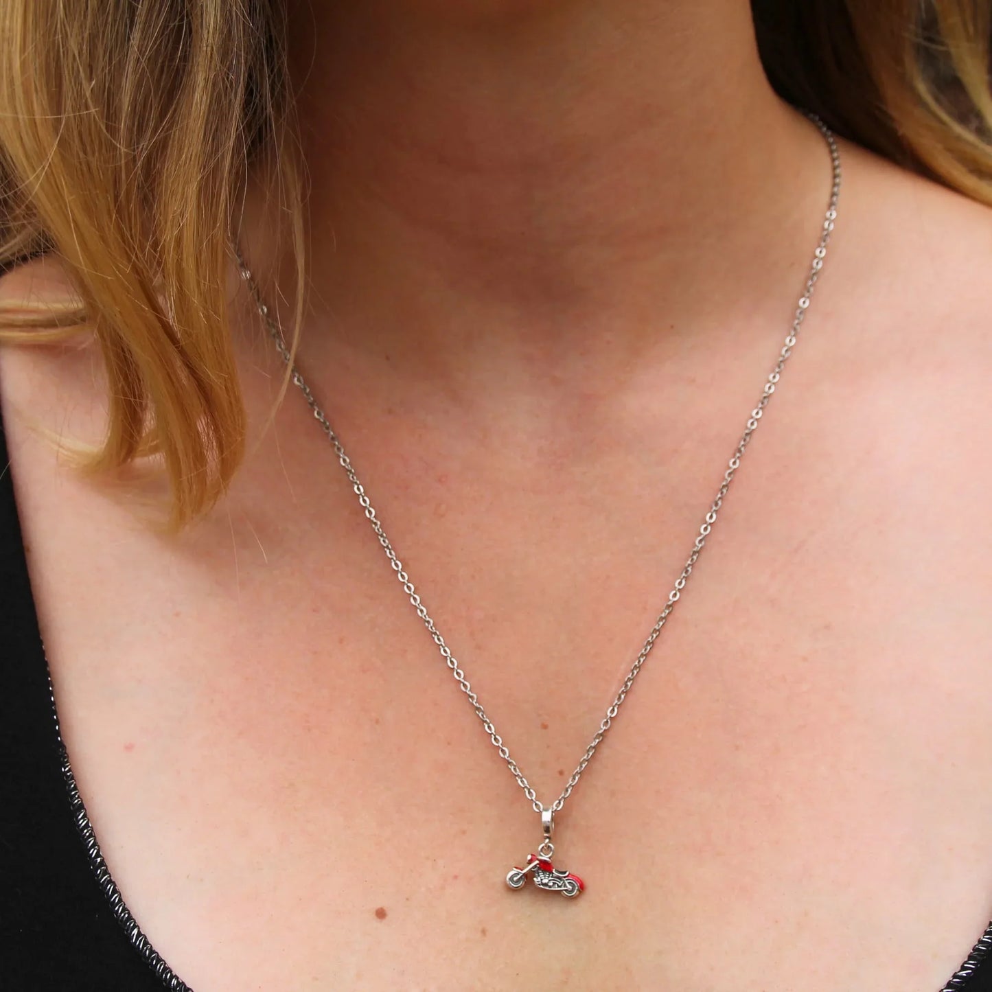 Collier chaine acier et charm argent 925 moto custom rouge style Harley Davidson