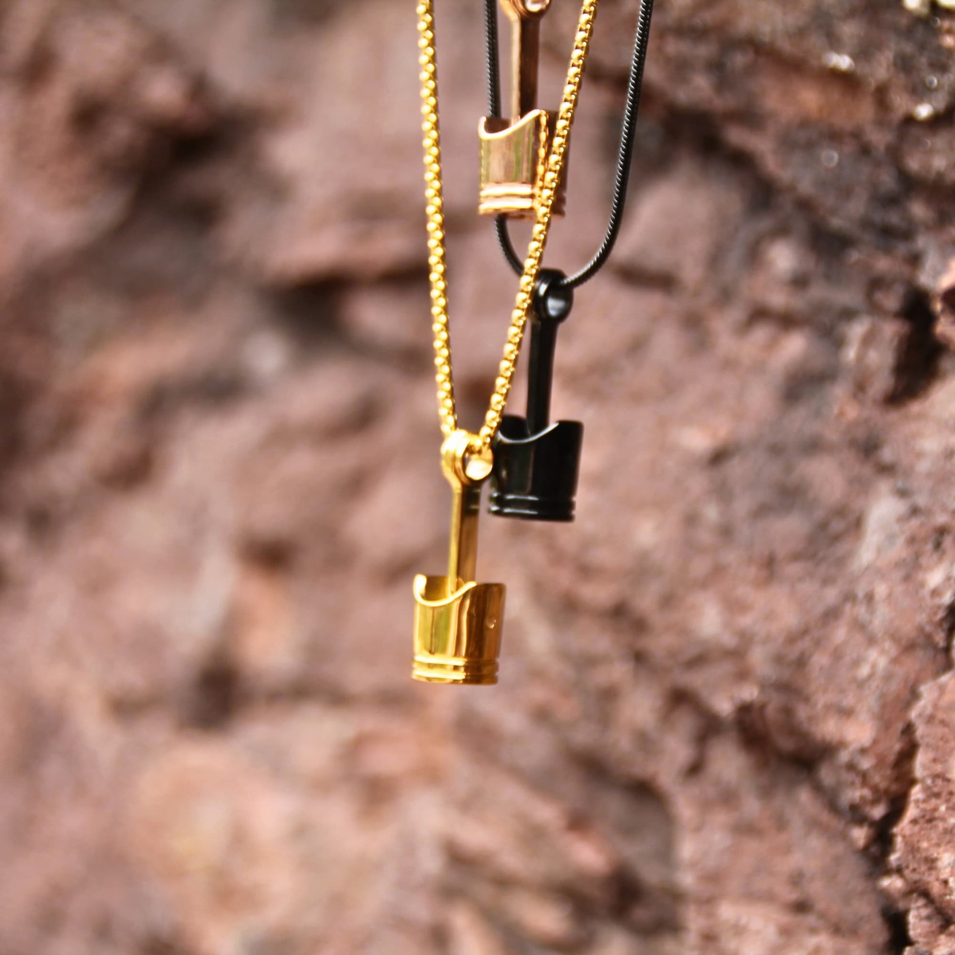 Pendentif piston sur collier