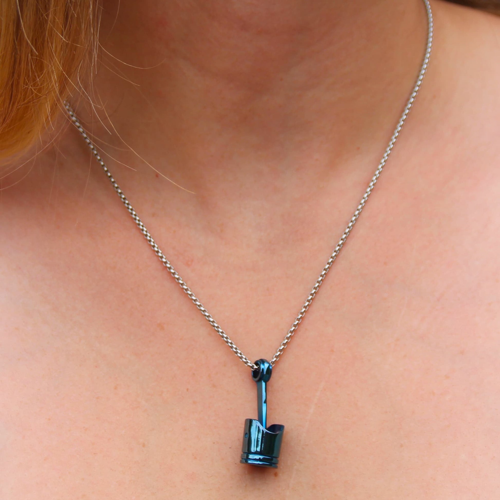 Collier en acier inoxydable pendentif piston moto bleu chaine argentée.