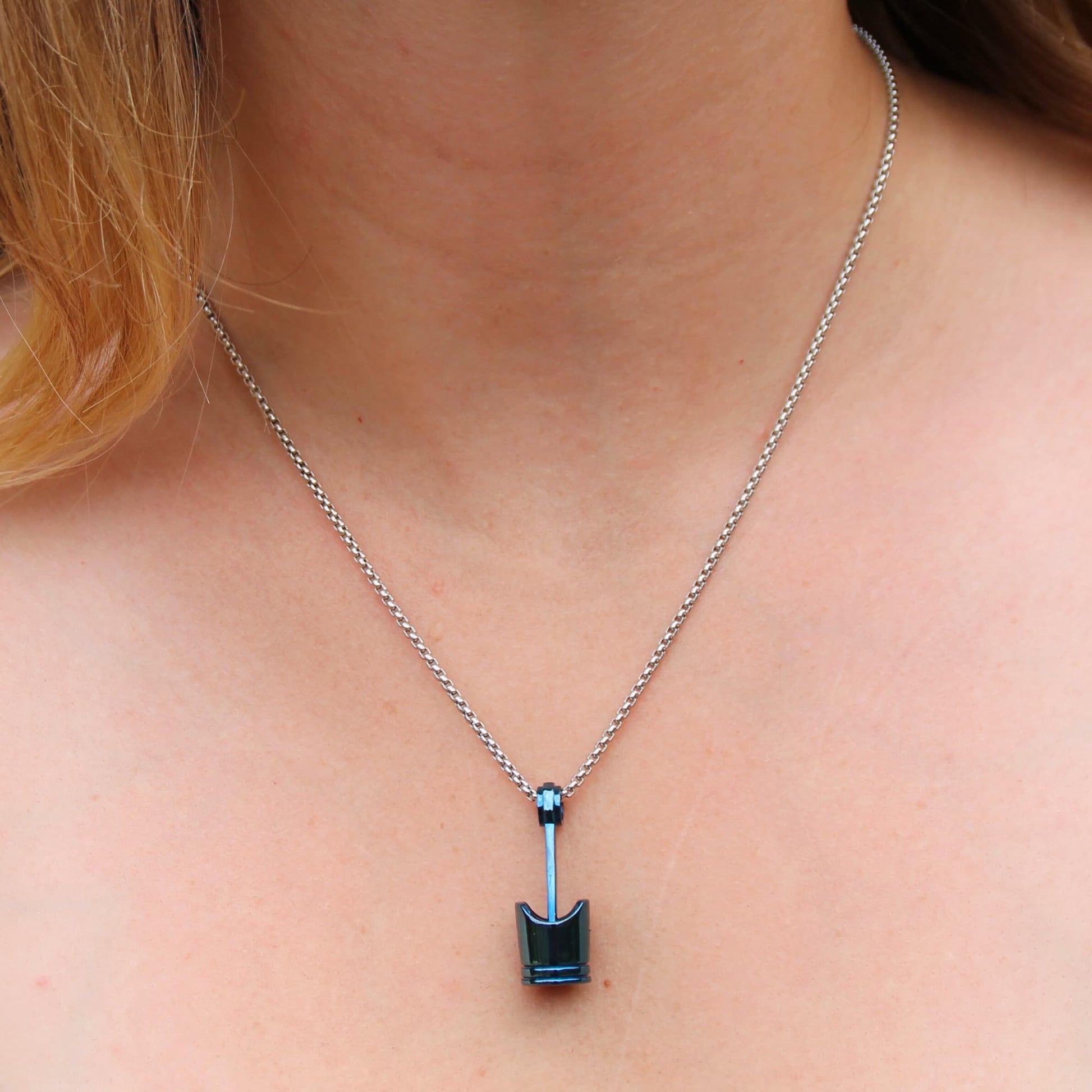 Collier acier et pendentif piston moto bleu.