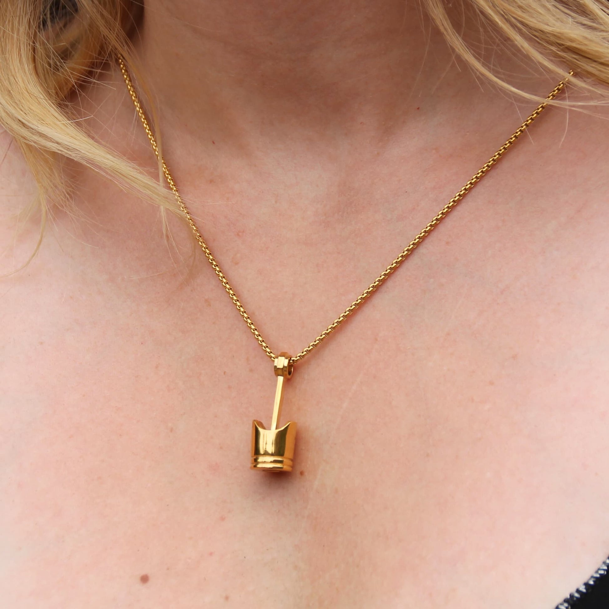 Collier doré en acier avec pendentif piston moto.