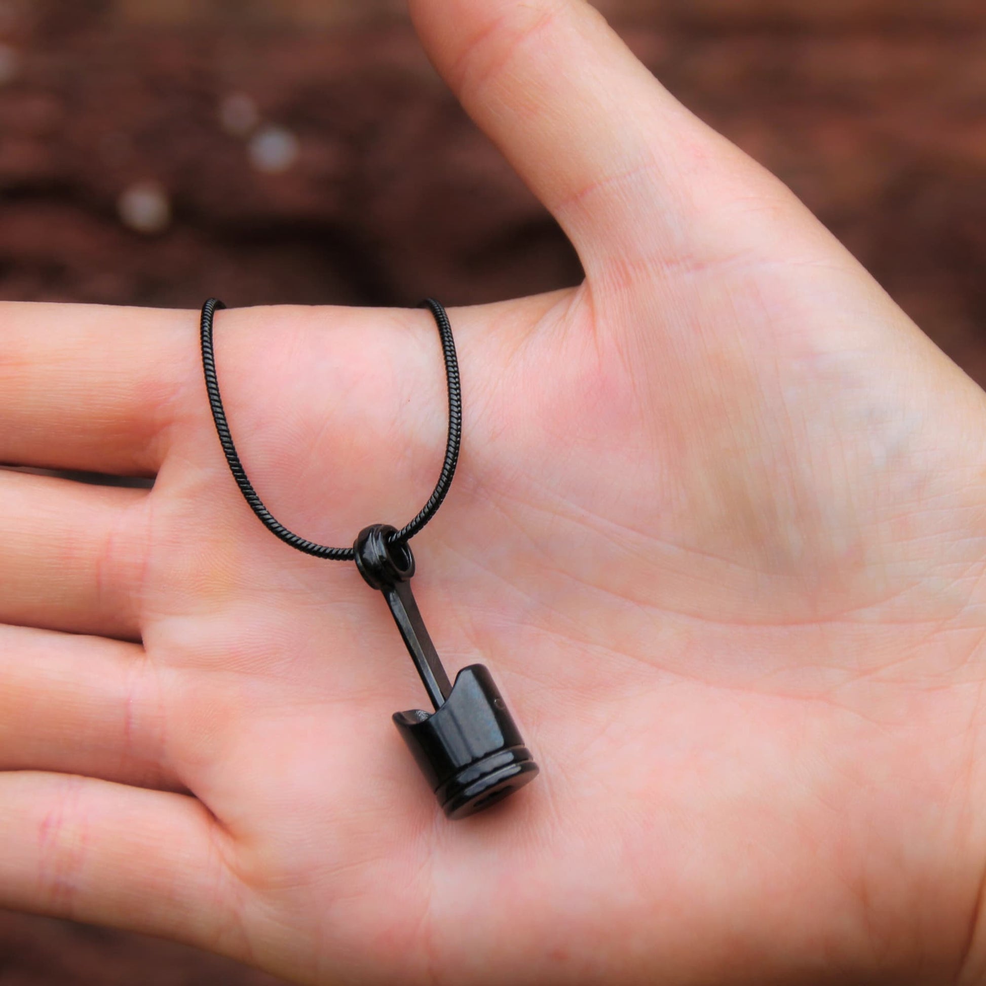 Collier en acier inoxydable pendentif piston moto noir.