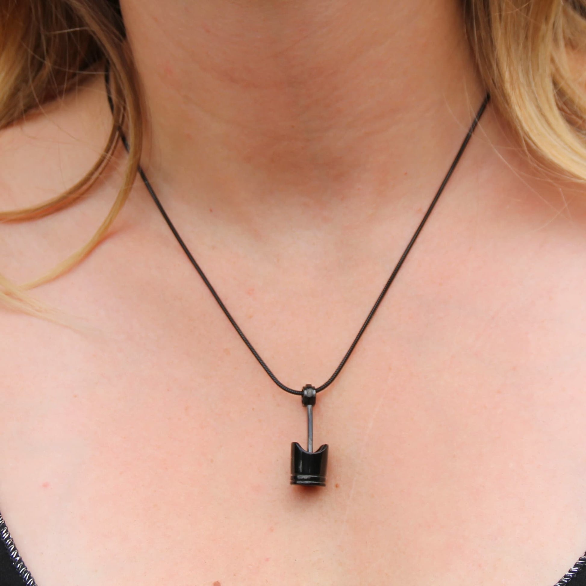 Collier piston noir sur chaine fine 50cm en acier.