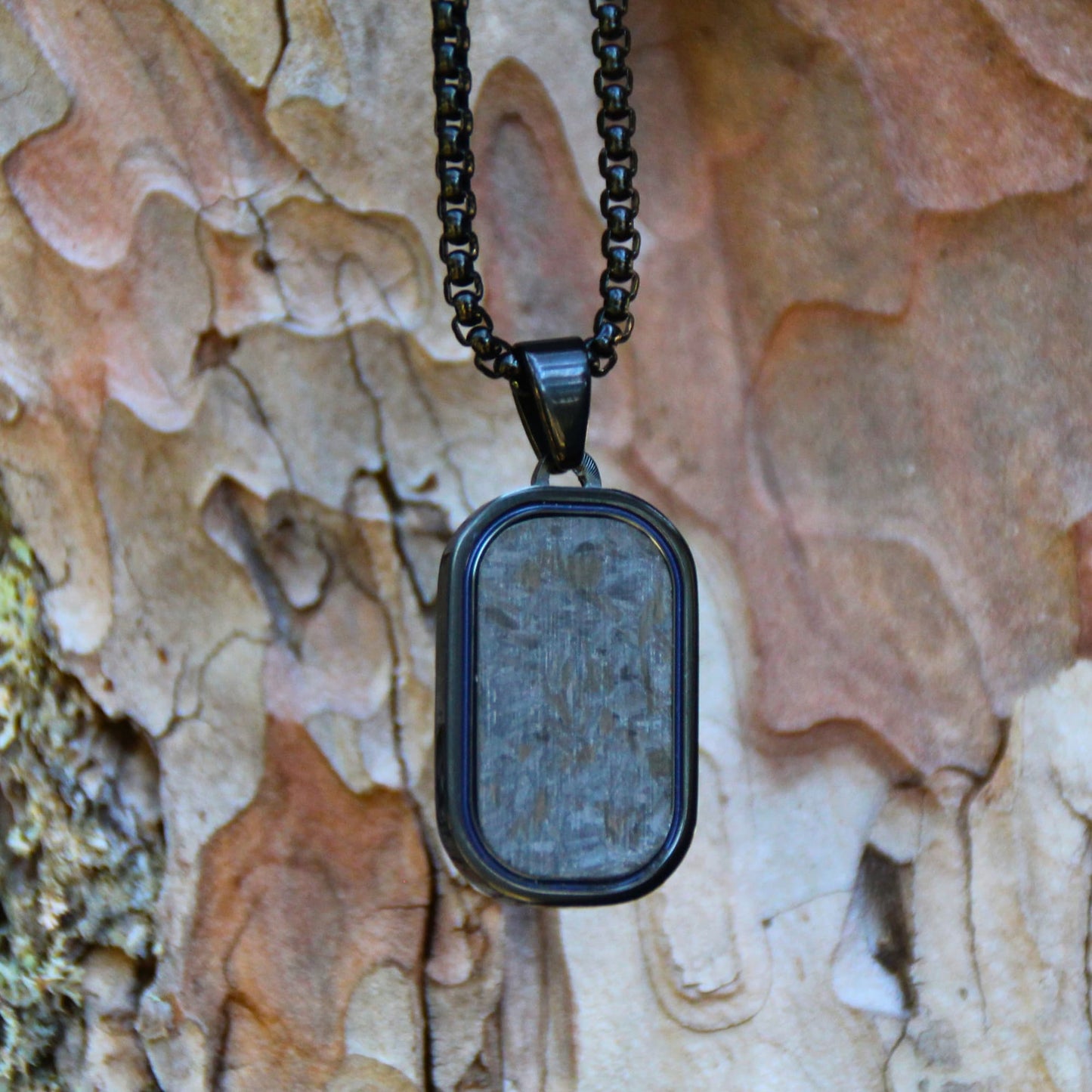 Collier motard en acier inox et pendentif carbone noir. Bijou motard de qualité et original.