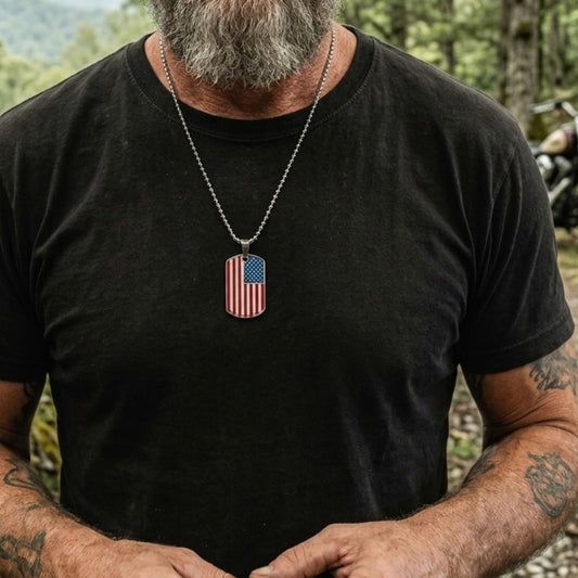 Collier biker médaille plaque USA drapeau américain porté par un motard