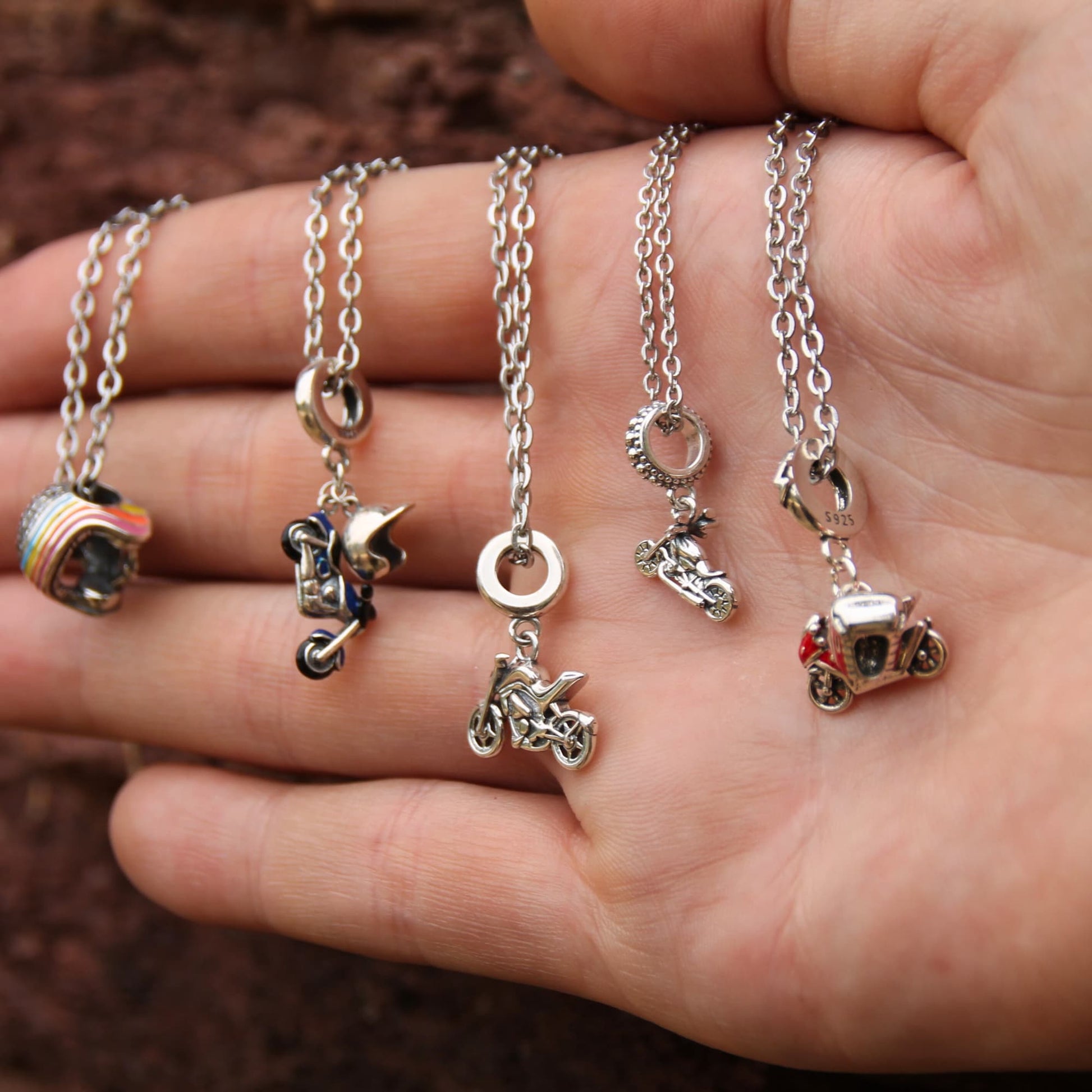 Colliers chaine acier et charms argent 925 avec des motos et des casques. Bijoux parfaits pour amoureux des deux roues !