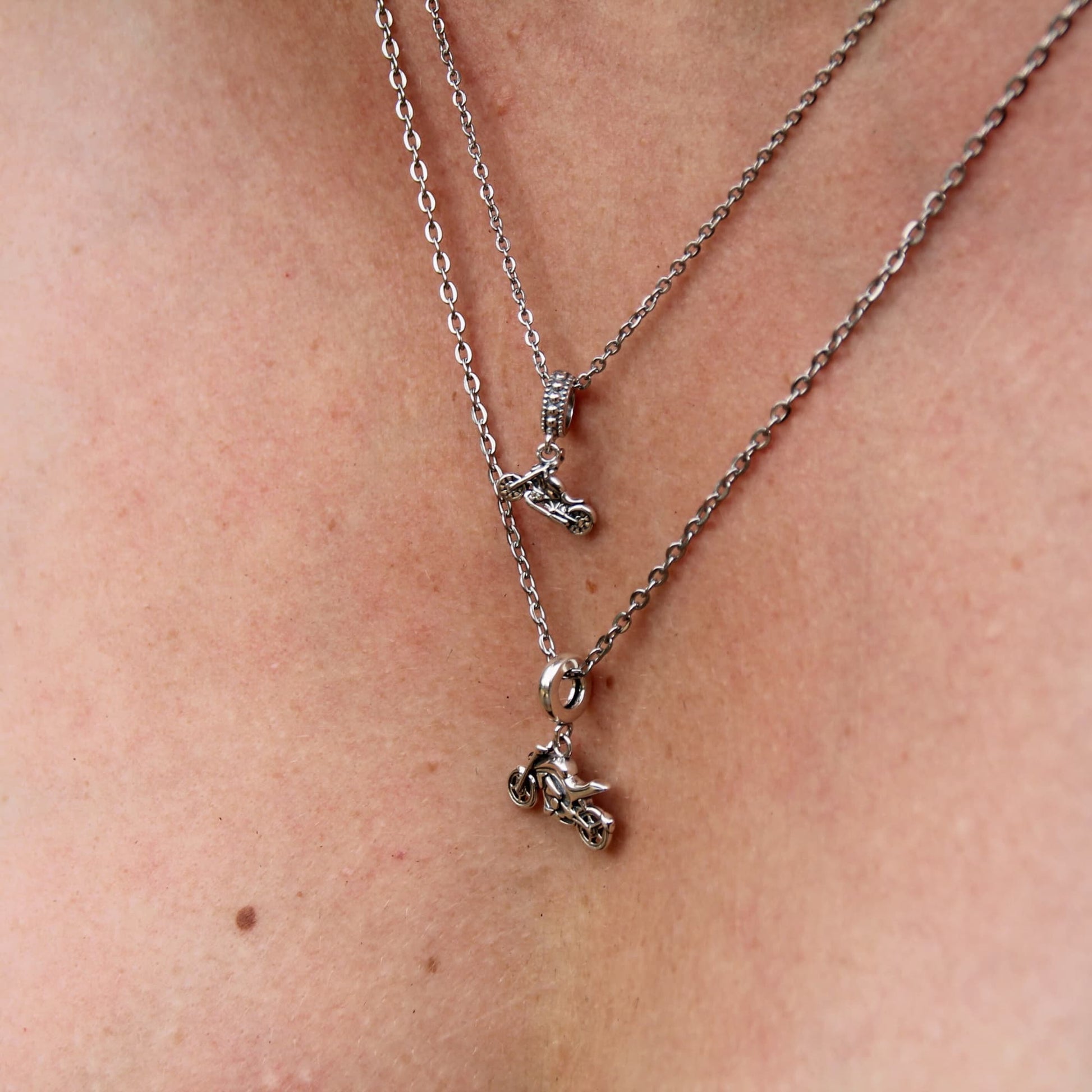 Duo de colliers chaine acier pendentif argent 925 avec moto sportive ou custom