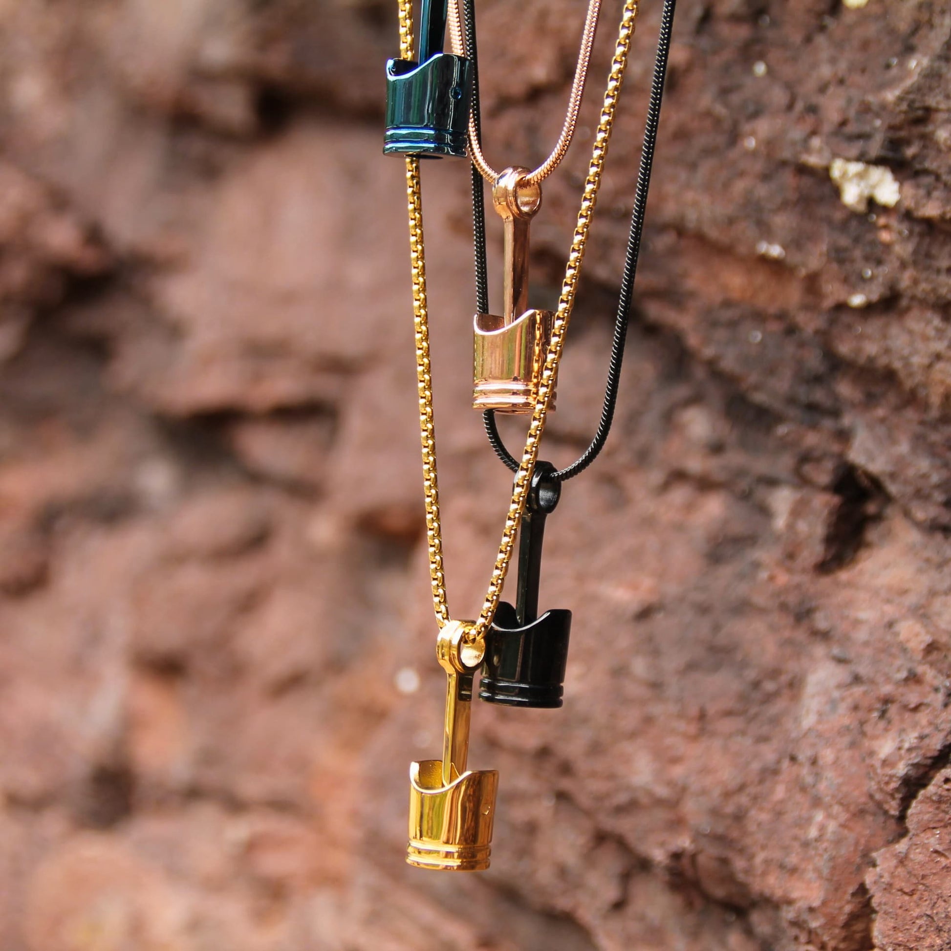 4 couleurs au choix sur les colliers piston en acier.