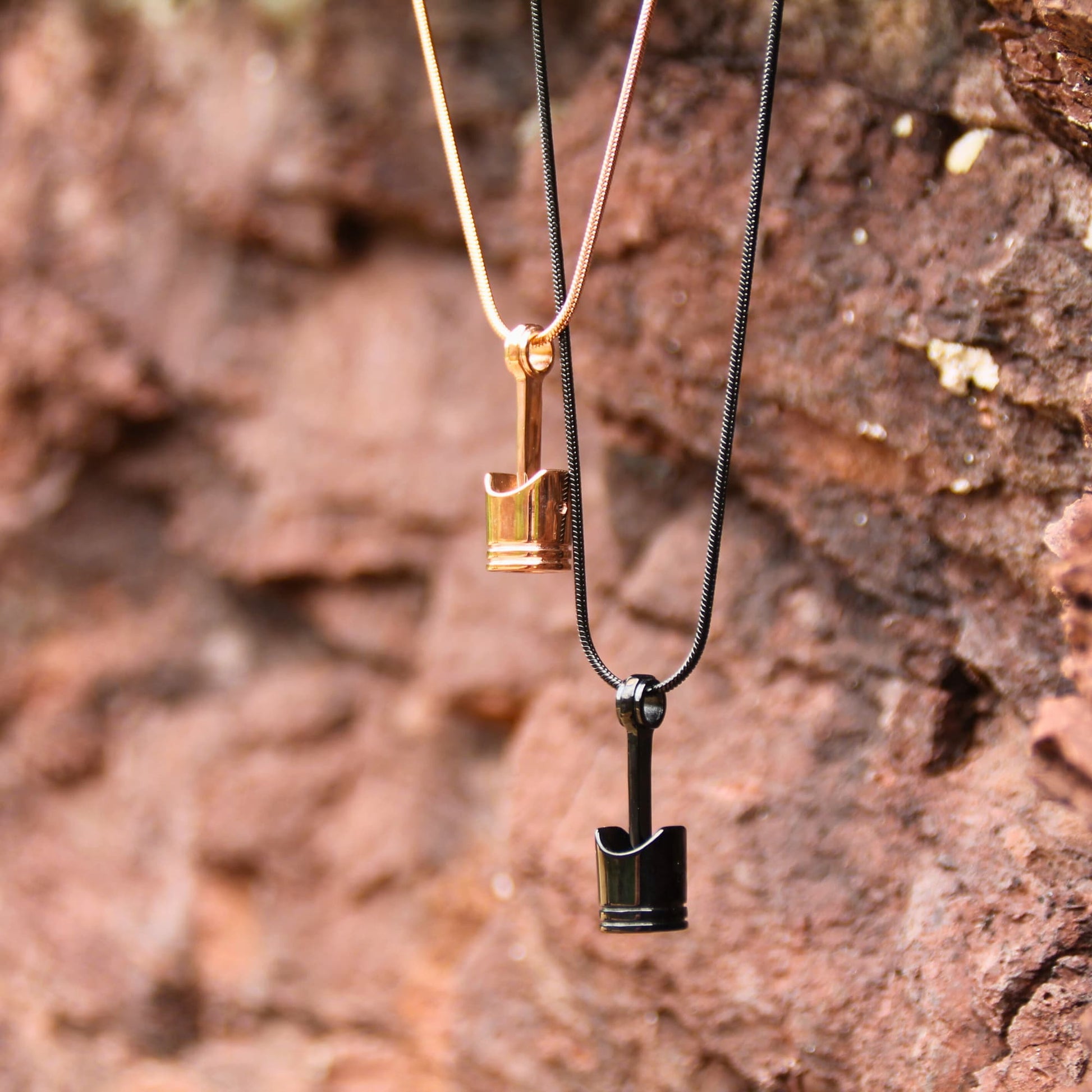 Colliers en acier inoxydable pendentif piston moto duo rose gold et noir.