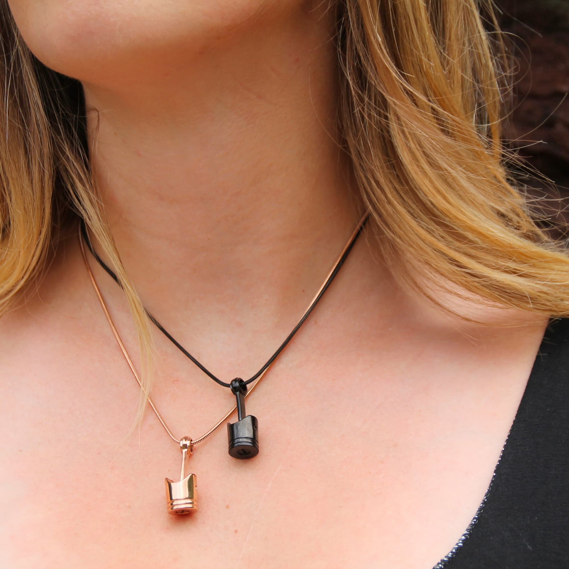 Colliers en acier inoxydable pendentif piston moto rose gold ou noir.