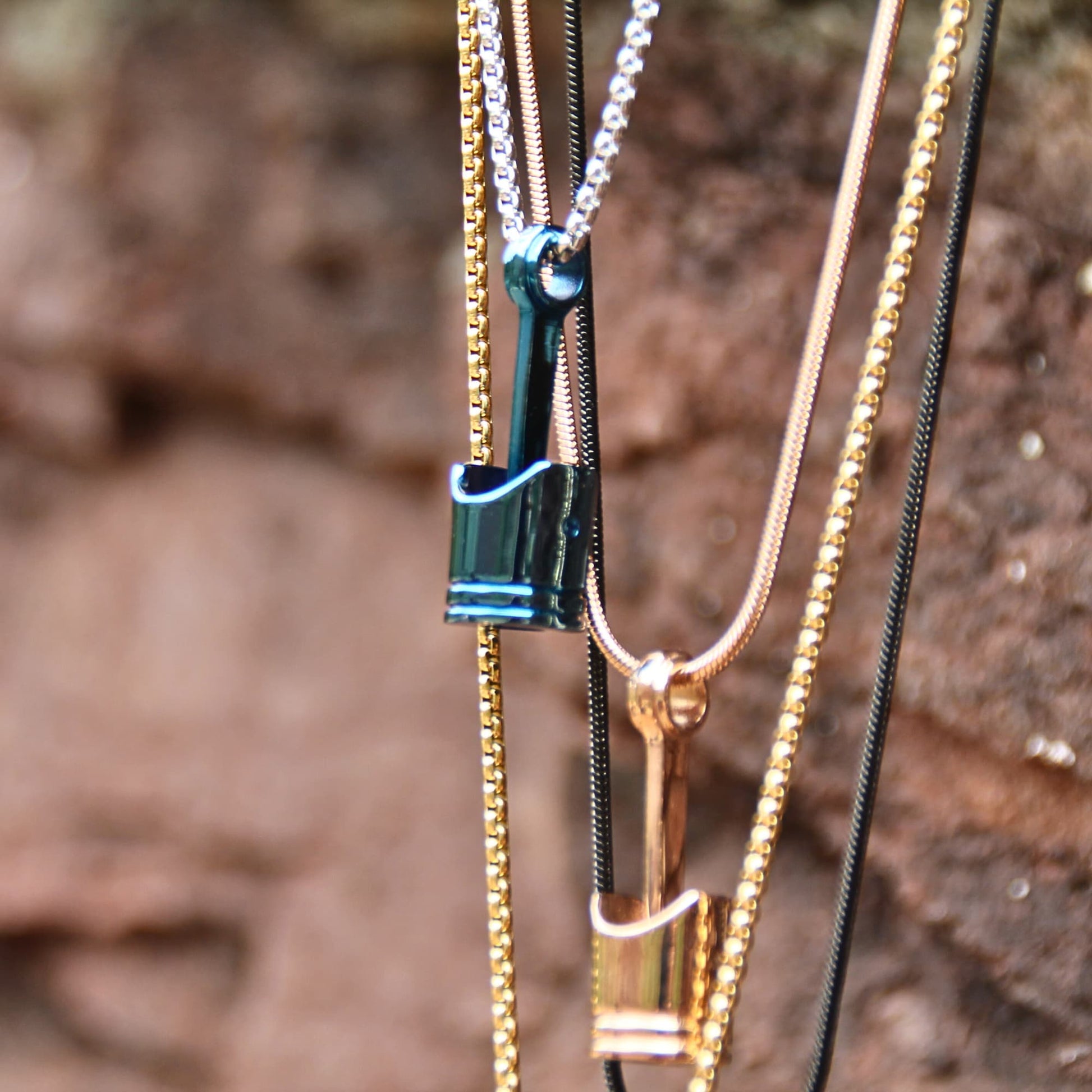 Colliers en acier inoxydable pendentif piston moto.