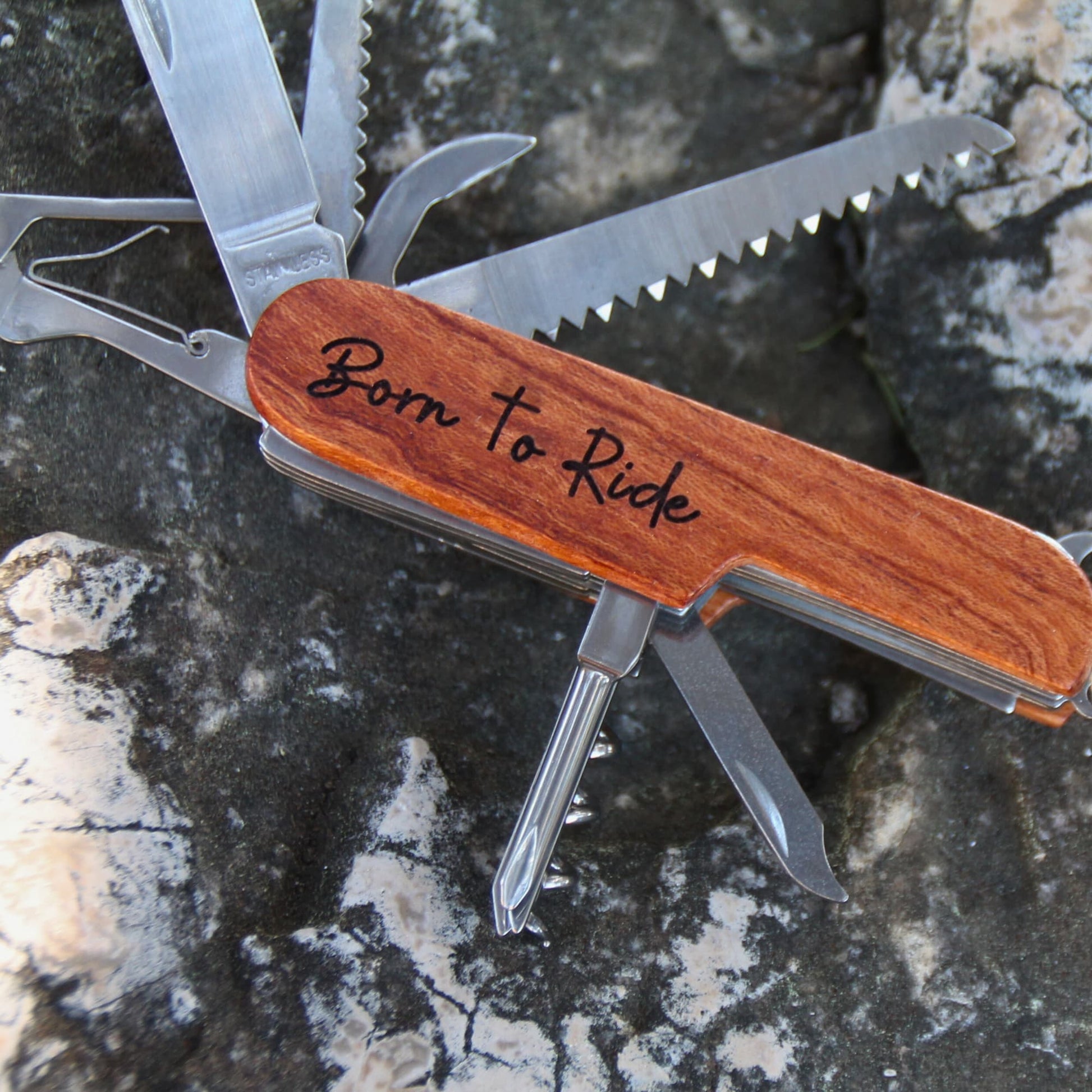 Gros plan sur le tournevis du couteau de poche multifonction en bois