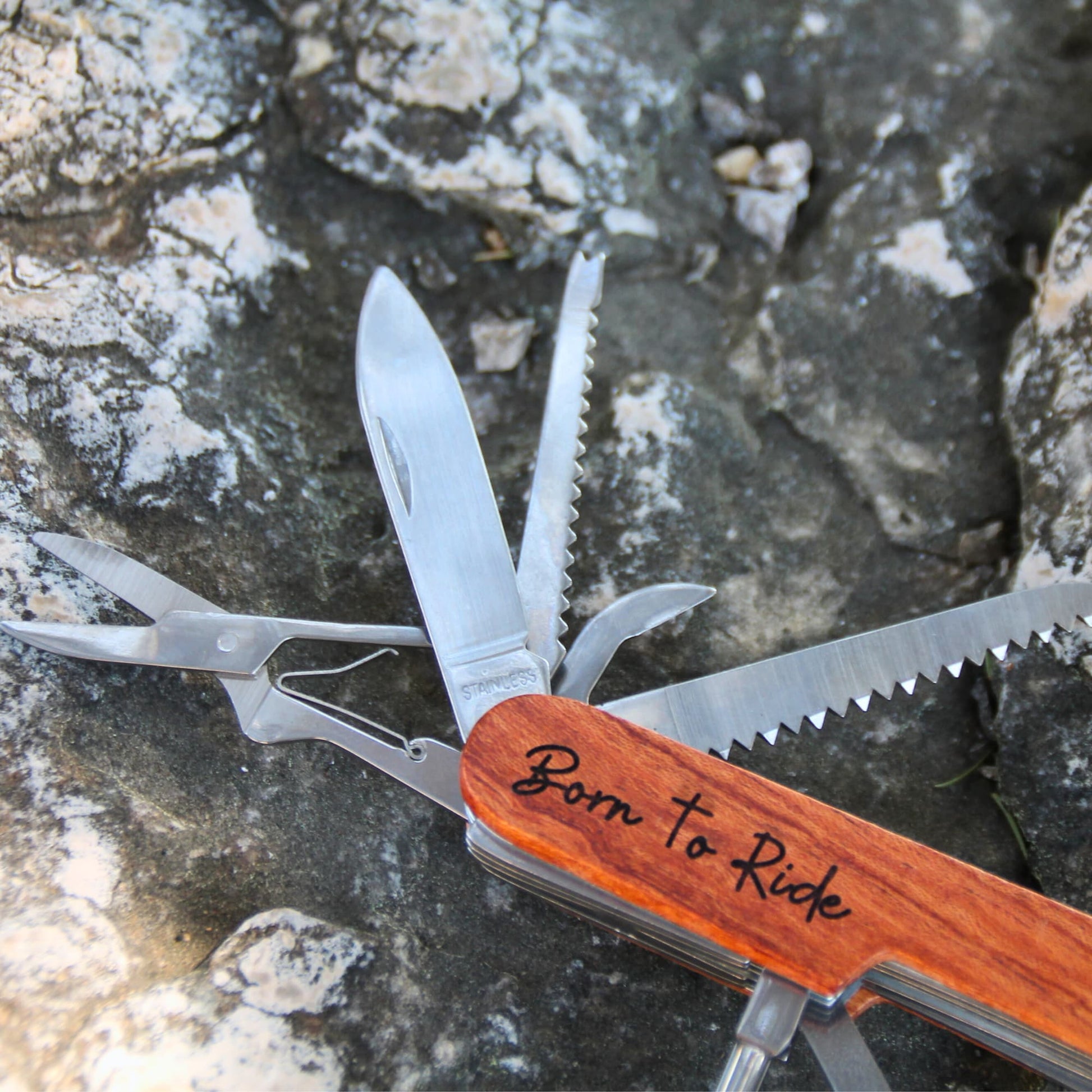 Zoom sur les différents outils du couteau multifonction : lame, ciseaux, scie et autres fonctions