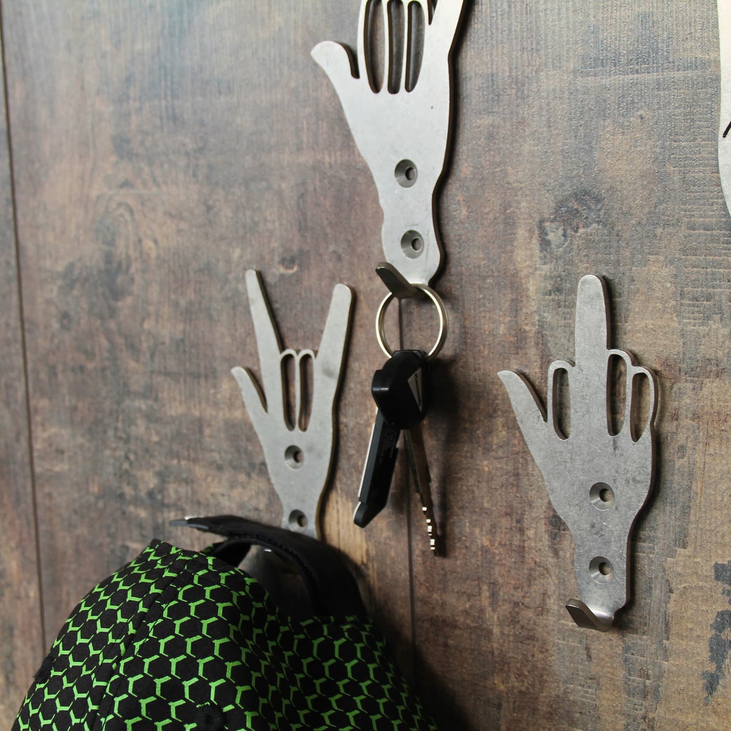 Crochets mural en acier inoxydable avec divers accessoires de moto suspendus