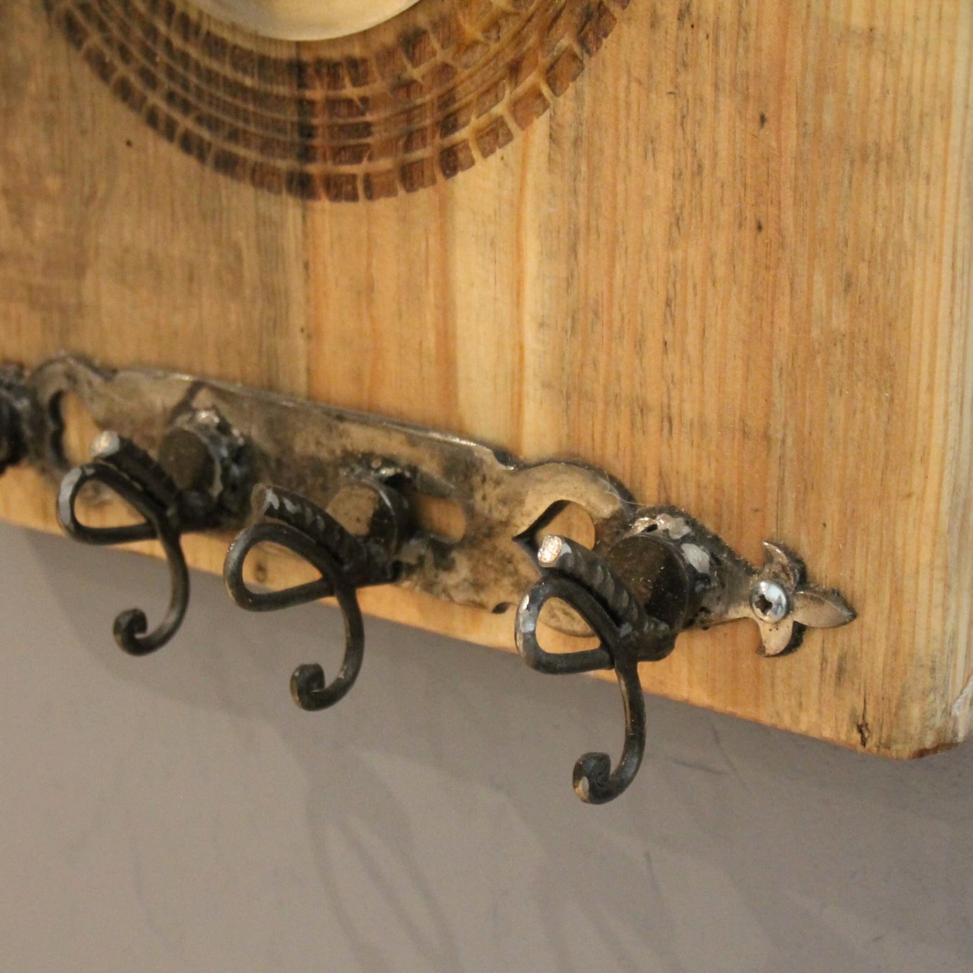 Zoom sur les crochets du support de casque moto duo