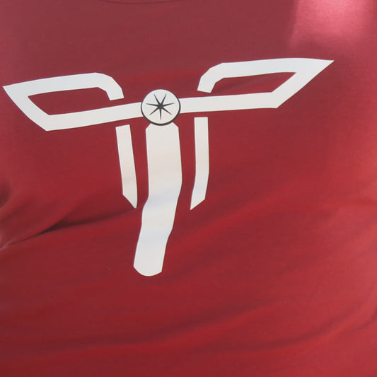 Zoom sur le logo de moto de Theia Moto sur le débardeur bordeaux