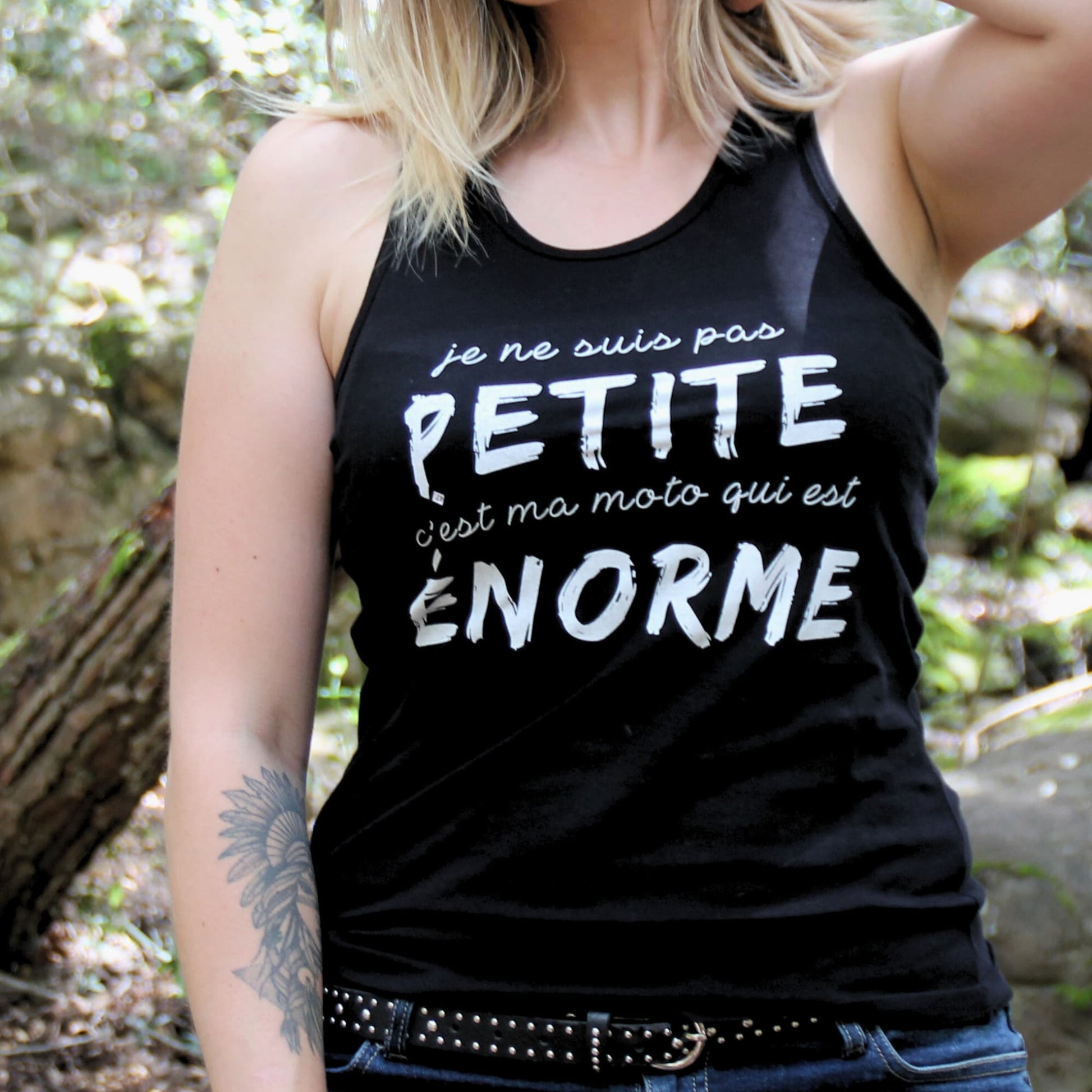 Débardeur femme en coton, coupe classique, avec inscription "Je ne suis pas petite, c’est ma moto qui est énorme", parfaitement ajusté.