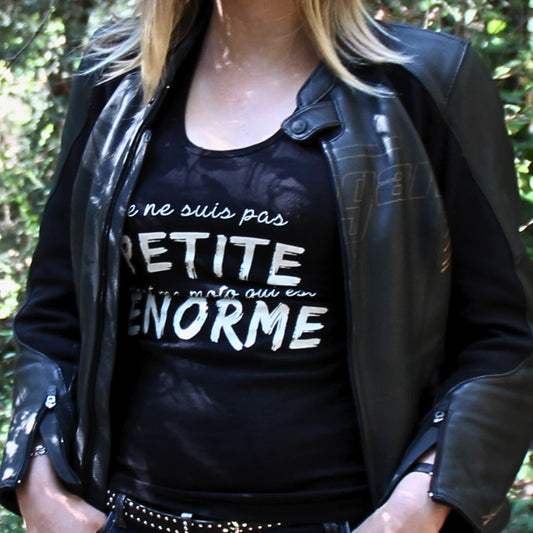 Débardeur femme en coton avec inscription "Je ne suis pas petite, c’est ma moto qui est énorme", porté sous une veste en cuir.