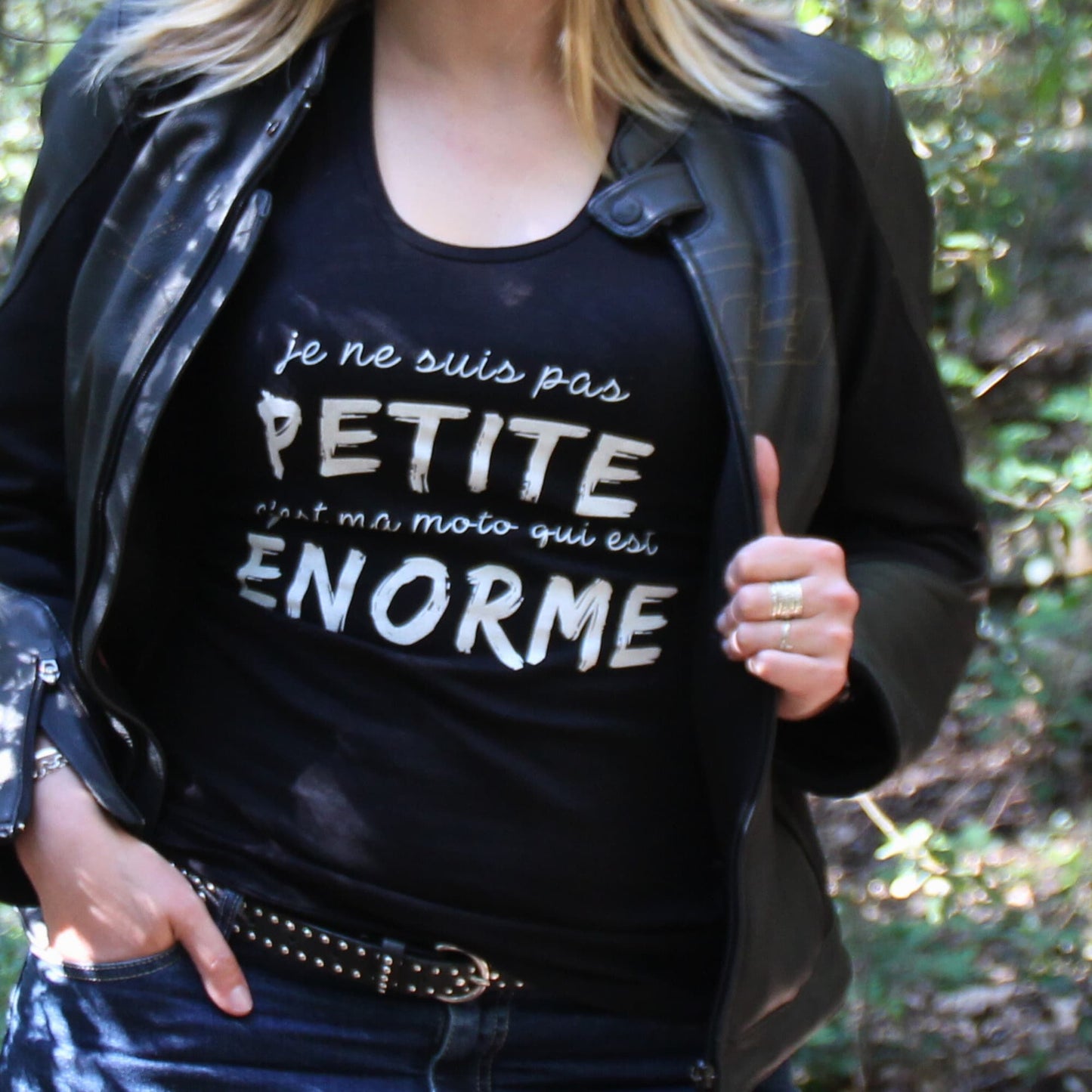 Débardeur en coton avec texte "Je ne suis pas petite, c’est ma moto qui est énorme", associé à une veste en cuir pour un look motarde.