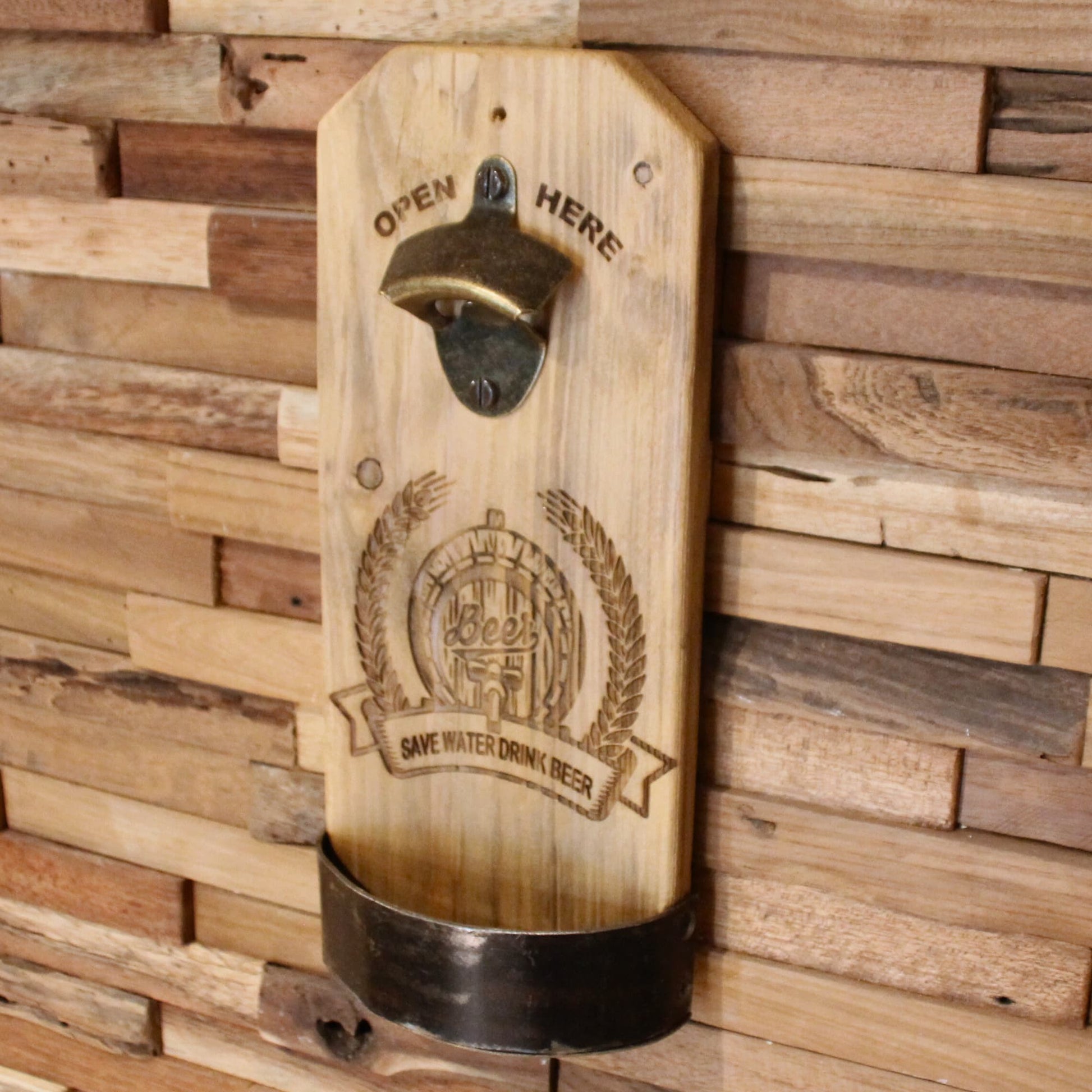 Décapsuleur mural artisanal en bois recyclé et métal. Gravure "Save water drink beer"