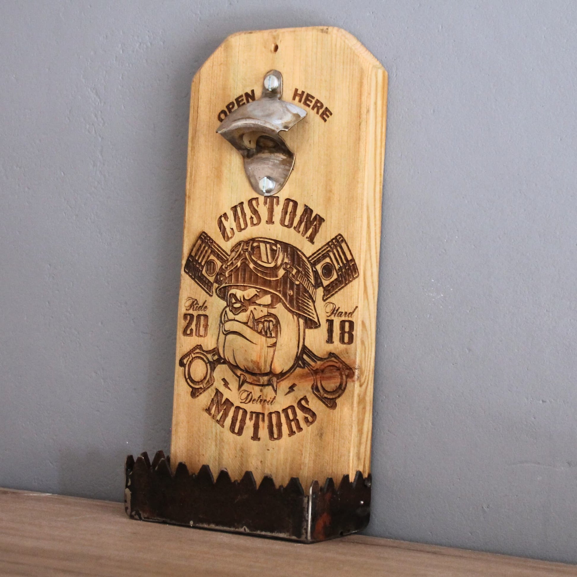 Décapsuleur artisanal en bois gravé d'un bulldog motard.